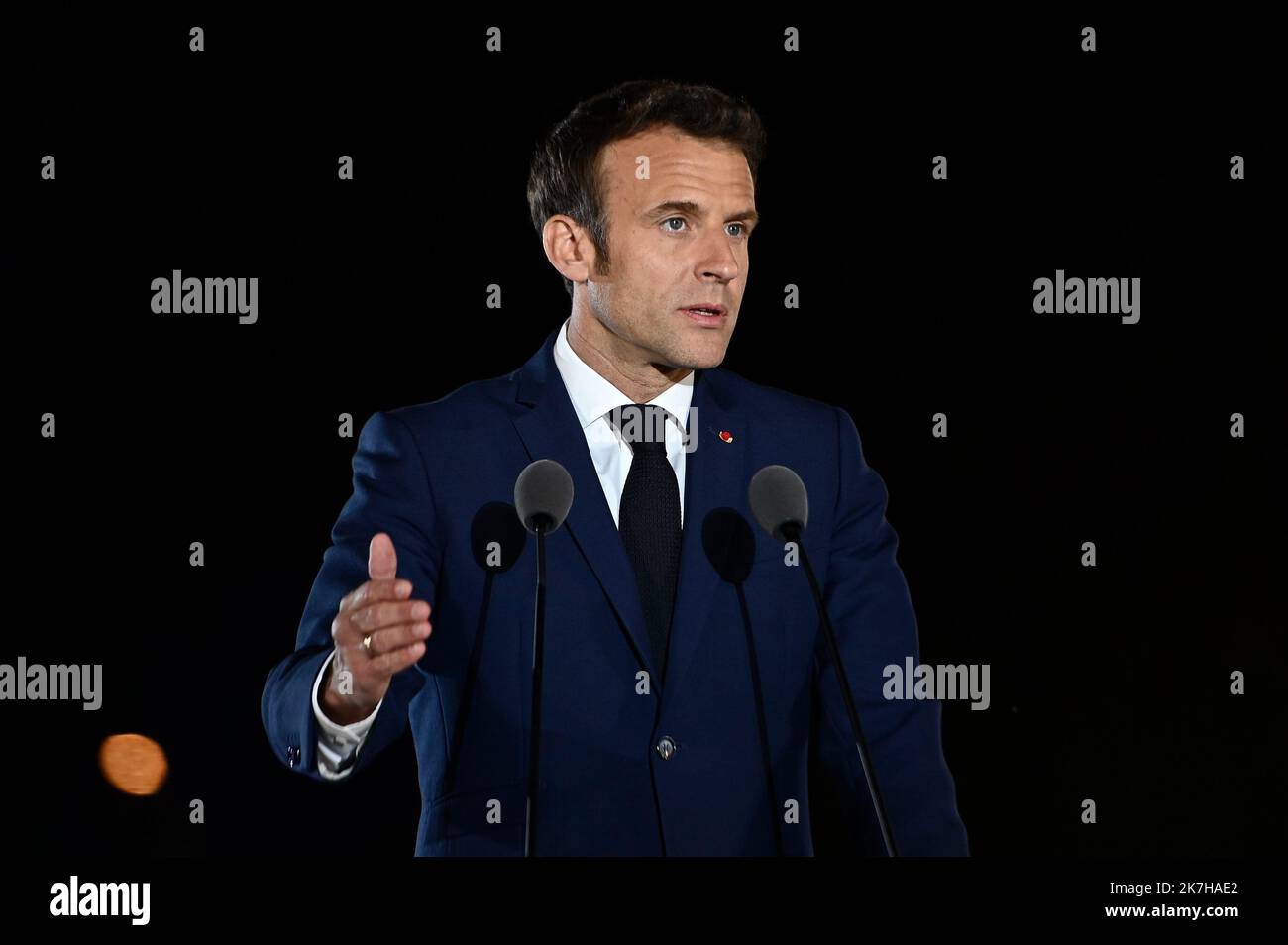 ©Julien Mattia / le Pictorium/MAXPPP - Parigi 25/04/2022 Julien Mattia / le Pictorium - 25/4/2022 - Francia / Ile-de-France / Parigi - Discours d'Emmanuel Macron suite a sa reelection au Champs de Mars a Parigi. Le president de la republique Sortant Emmanuel Macron, est reelu en ce 24 avril 2022 en battant figlio avversario du RN Marine le Pen. / 25/4/2022 - Francia / Ile-de-France (regione) / Parigi - discorso di Emmanuel Macron a seguito della sua rielezione agli Champs de Mars di Parigi. Il presidente uscente della repubblica Emmanuel Macron, è rieletto in questo 24 aprile 2022 battendo il suo avversario di Th Foto Stock