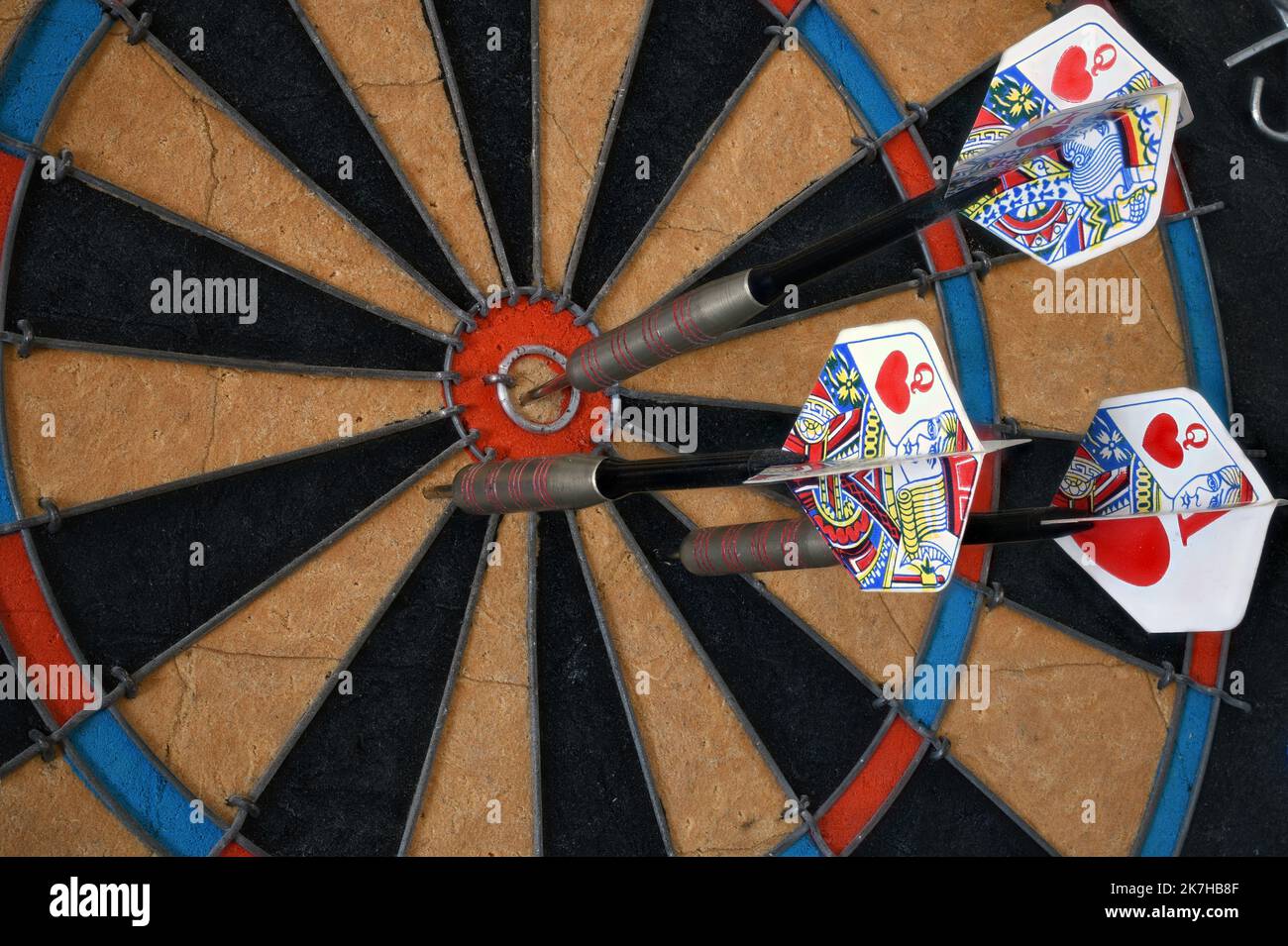 Regolamento Dart Board primo piano con le pinne di carte da gioco Foto Stock