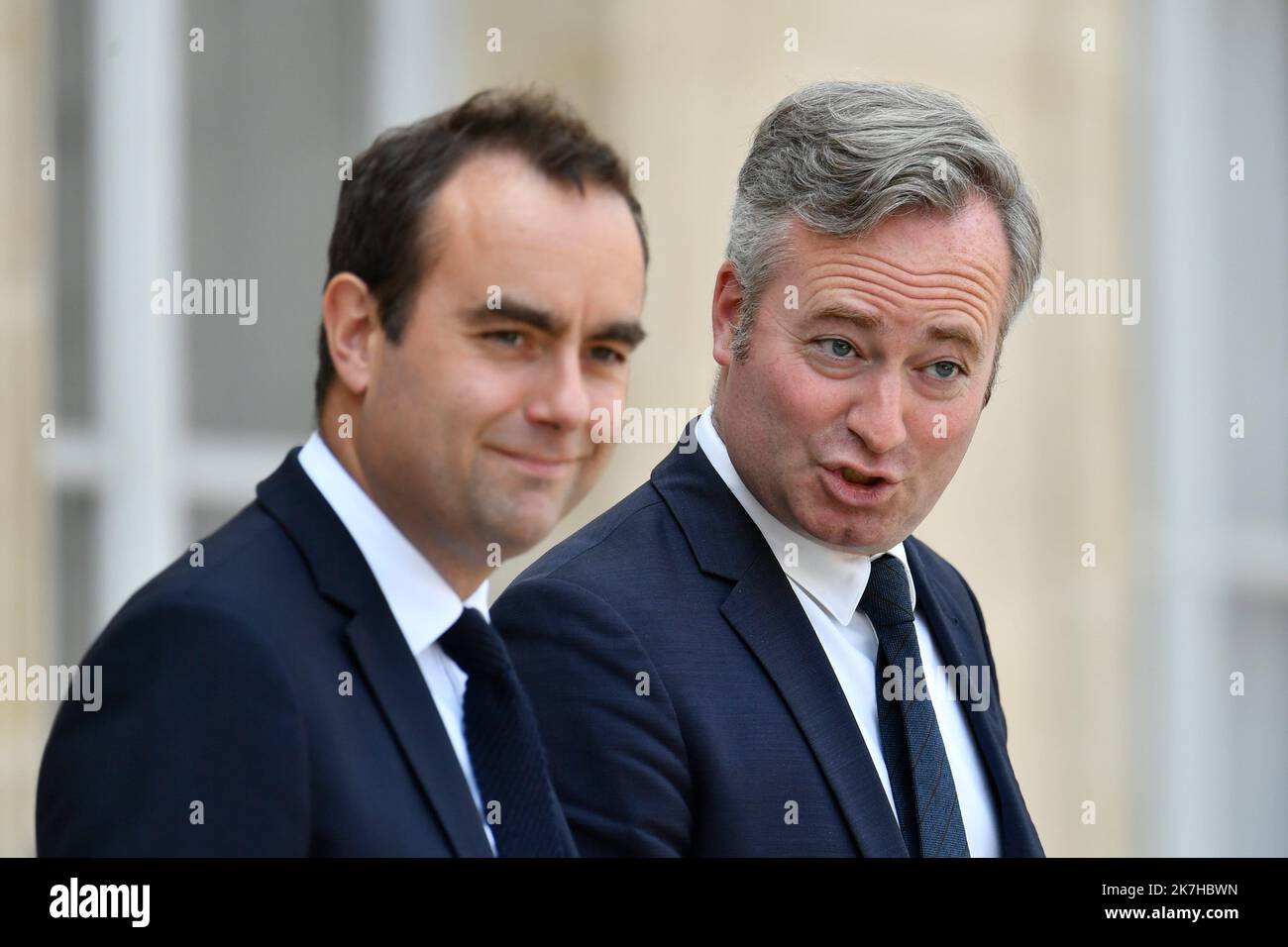 ©Julien Mattia / le Pictorium/MAXPPP - Parigi 04/05/2022 Julien Mattia / le Pictorium - 4/5/2022 - Francia / Ile-de-France / Parigi - M. Sebastien LECORNU, ministre des Outre-mer et Jean-Baptiste Lemoyne, Secretaire d'Etat aupres du ministre de l'Europe et des Affetrangeres, Charge du Tourisme Des Francais de l'etranger et de la Francofonie en Sortie du Conseil des Ministres du 4 mai 2022 au Palais de l'Elysee. / 4/5/2022 - Francia / Ile-de-France (regione) / Parigi - Sebastien LECORNU, Ministro dell'oltremare francese e Jean-Baptiste Lemoyne, Segretario di Stato al Ministro dell'Europa An Foto Stock