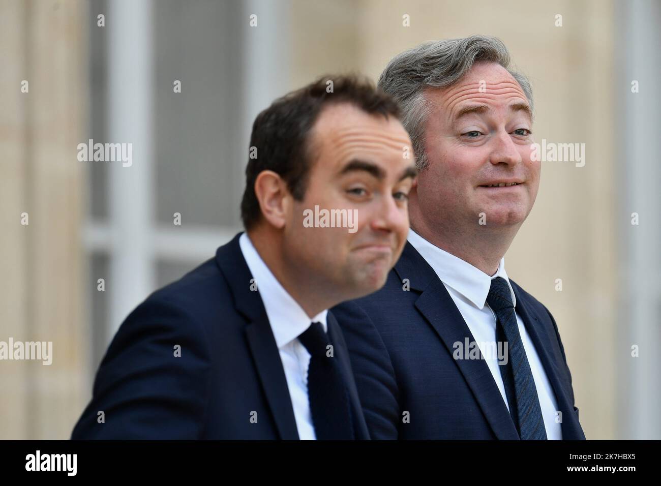 ©Julien Mattia / le Pictorium/MAXPPP - Parigi 04/05/2022 Julien Mattia / le Pictorium - 4/5/2022 - Francia / Ile-de-France / Parigi - M. Sebastien LECORNU, ministre des Outre-mer et Jean-Baptiste Lemoyne, Secretaire d'Etat aupres du ministre de l'Europe et des Affetrangeres, Charge du Tourisme Des Francais de l'etranger et de la Francofonie en Sortie du Conseil des Ministres du 4 mai 2022 au Palais de l'Elysee. / 4/5/2022 - Francia / Ile-de-France (regione) / Parigi - Sebastien LECORNU, Ministro dell'oltremare francese e Jean-Baptiste Lemoyne, Segretario di Stato al Ministro dell'Europa An Foto Stock