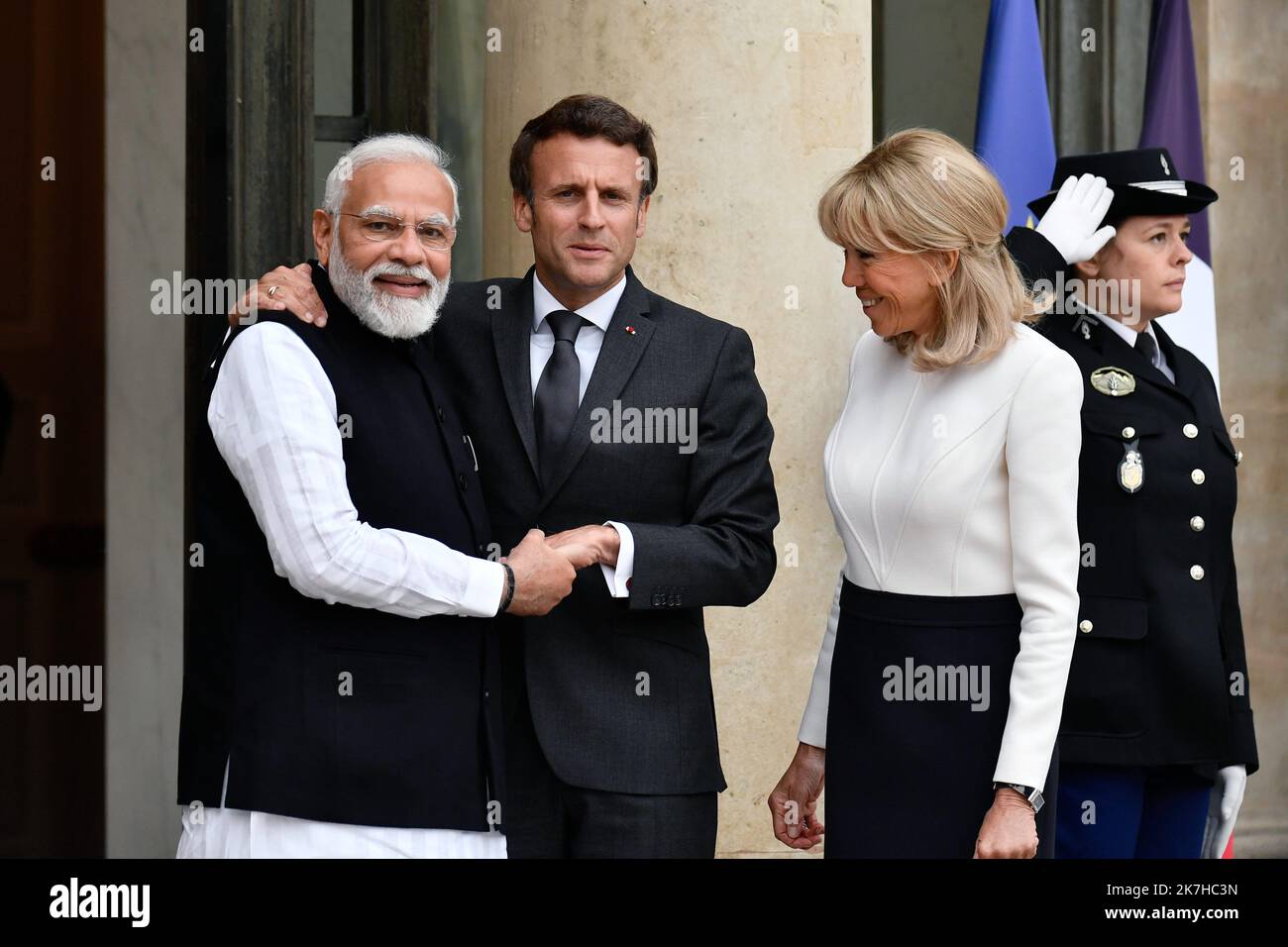 ©Julien Mattia / le Pictorium/MAXPPP - Parigi 04/05/2022 Julien Mattia / le Pictorium - 4/5/2022 - Francia / Ile-de-France / Parigi - le President de la Republique Francaise, Emmanuel Macron et sa femme, brigitte Macron recevait pour sa premiere visite depuis sa reelection, le Premier Ministre en, Narendra di Modre en, Narendra au Palais de l'Elysee, le 04 mai 2022. / 4/5/2022 - Francia / Ile-de-France (regione) / Parigi - il Presidente della Repubblica francese, Emmanuel Macron e sua moglie, Brigitte Macron ha ricevuto per la sua prima visita dopo la sua rielezione, il primo Ministro indiano, Narendra modi, all'Elysee Foto Stock