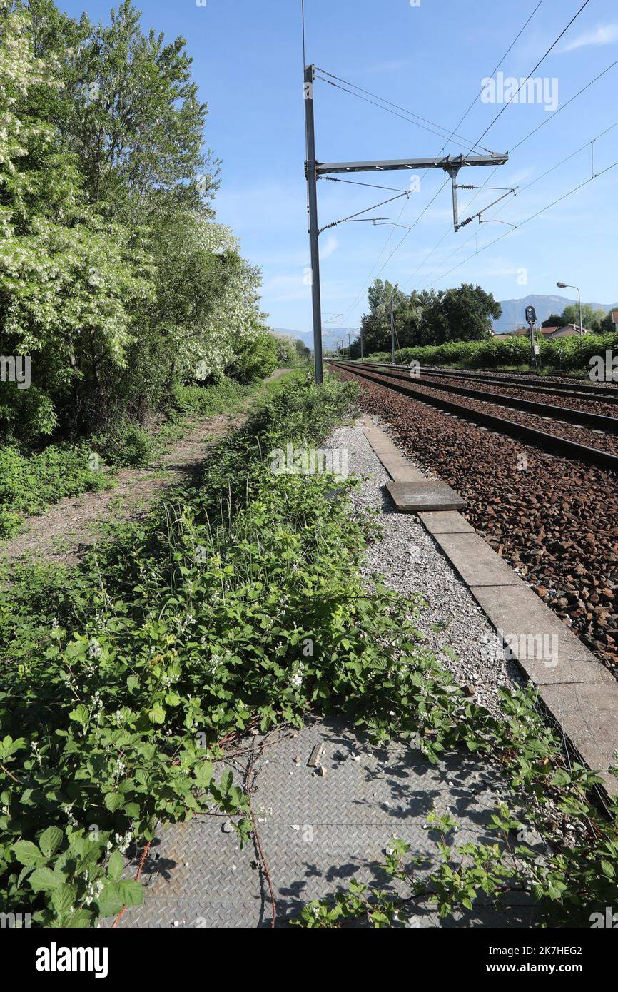 ©PHOTOPQR/LE DAUPHINE/Lisa MARCELJA ; Pontcharra ; 12/05/2022 ; Isère. Pontcharra. Fait subacquei. Caso freddo. Affaire Marie-Thérèse BONFANTI résolue après 36 ans. un petit chemin emprunté par le meurtrier et sa victime ou sa trace disparait. Malgré un non-lieu prononcé en 1987, l’ostination des proches de cette mère de famille de 25 ans avait abouti à la réouverture de l’enquête. Leur détermination et le minutieux travail des enquêteurs ont finalement payé : 36 ans après les faits, celui qui était supecté depuis le début a fini par avouer avoir tué Marie Therese Bonfanti Isere, Francia, maggio 12t Foto Stock