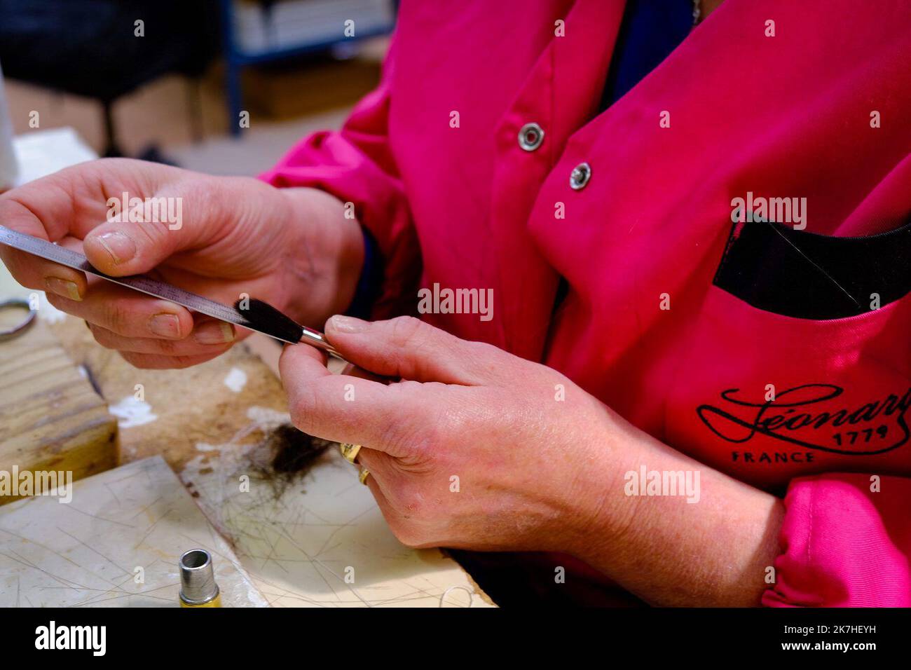 ©PHOTOPQR/LE TELEGRAM/Julien Molla ; SAINT-BRIEUC (22). Le 4 maggio 2022. Il faut trois ans au minimum pour être parfaitement formé. Mais même après, une pincelière ne sait pas encore tout faire. Fabriqués selon un savoir-faire ancestral, les pinceaux Léonard sont essentiellement usisés dans les domaines des beaux-Arts et de la cosmétique. Crédit : foto le Télégram/Julien Molla - Saint Brieuc, Francia, maggio 4th 2022 da 24 anni, Nathalie Aubert ha modellato a mano i pennelli che hanno fatto di Léonard un'azienda di fama mondiale, con sede a Saint-Brieuc e acquisita dal gruppo Sauer (Raphae Foto Stock