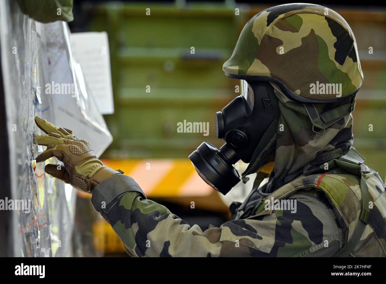 ©PHOTOPQR/L'EST REPUBLICAIN/ALEXANDRE MARCHI ; MIRECOURT ; 17/05/2022 ; DIFESA - ARMEE DE TERRE - EXERCICE STRASBOURG - MANOVRA - 2EME BRIGADE BLINDEE - COMMANDEMENT - MASQUE A GAZ. Mirecourt (Vosges) 17 maggio 2022. Un militaire en tenue NBC (Nucléaire Bactériologique Chimique) du BATPROTEC (bataillon de Protection) lors de l'exercice militaire 'Strasbourg', entre Lunéville (54) et Charmes (88), De l'armée de terre de la brigade blindée destiné à entrâiner l'état-major de le 2ème BB en tant que poste de commandement principal de la brigade sous blindage dans le cadre d'un confit de hau Foto Stock