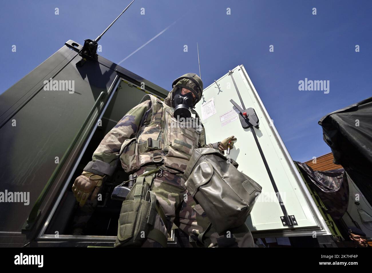 ©PHOTOPQR/L'EST REPUBLICAIN/ALEXANDRE MARCHI ; MIRECOURT ; 17/05/2022 ; DIFESA - ARMEE DE TERRE - EXERCICE STRASBOURG - MANOVRA - 2EME BRIGADE BLINDEE - COMMANDEMENT - MASQUE A GAZ. Mirecourt (Vosges) 17 maggio 2022. Un militaire en tenue NBC (Nucléaire Bactériologique Chimique) du BATPROTEC (bataillon de Protection) lors de l'exercice militaire 'Strasbourg', entre Lunéville (54) et Charmes (88), De l'armée de terre de la brigade blindée destiné à entrâiner l'état-major de le 2ème BB en tant que poste de commandement principal de la brigade sous blindage dans le cadre d'un confit de hau Foto Stock