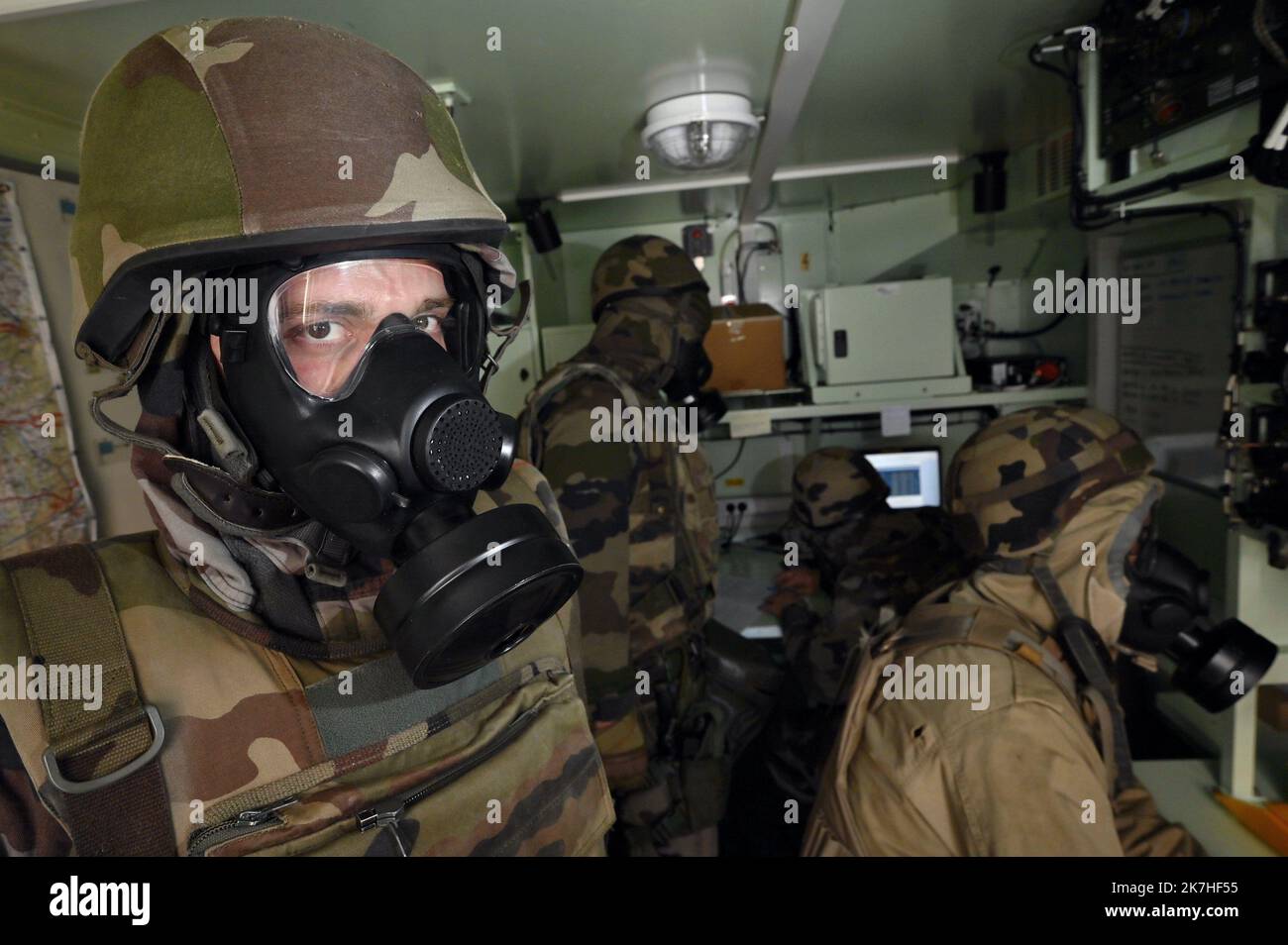 ©PHOTOPQR/L'EST REPUBLICAIN/ALEXANDRE MARCHI ; MIRECOURT ; 17/05/2022 ; DIFESA - ARMEE DE TERRE - EXERCICE STRASBOURG - MANOVRA - 2EME BRIGADE BLINDEE - COMMANDEMENT - MASQUE A GAZ. Mirecourt (Vosges) 17 maggio 2022. Un militaire en tenue NBC (Nucléaire Bactériologique Chimique) du BATPROTEC (bataillon de Protection) lors de l'exercice militaire 'Strasbourg', entre Lunéville (54) et Charmes (88), De l'armée de terre de la brigade blindée destiné à entrâiner l'état-major de le 2ème BB en tant que poste de commandement principal de la brigade sous blindage dans le cadre d'un confit de hau Foto Stock