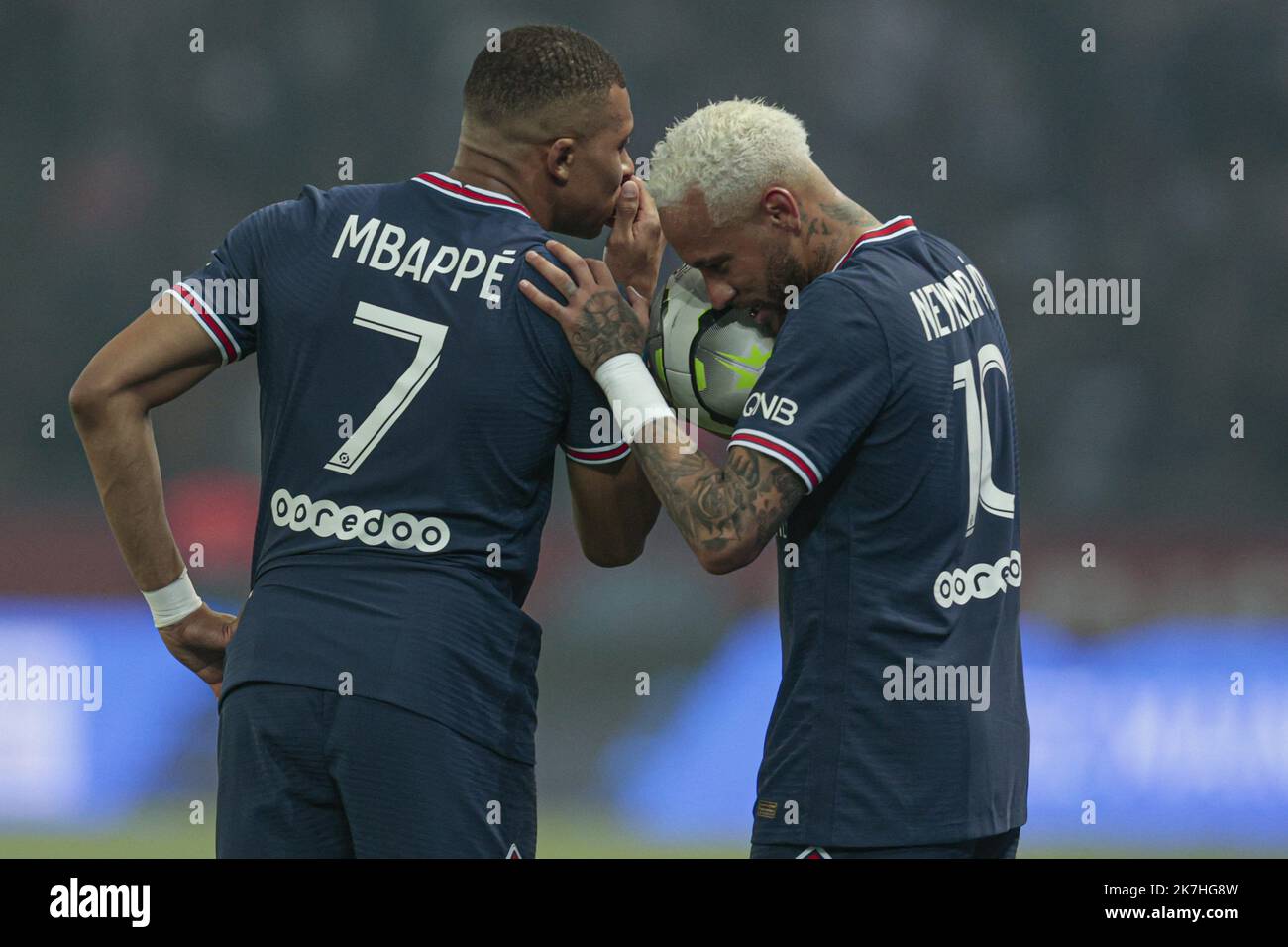 ©Sebastien Muylaert/MAXPPP - Parigi 21/05/2022 Kylian Mbappe di Parigi Saint Germain (L) parla con Neymar Junior di Parigi Saint Germain (R) durante la partita Ligue 1 Uber mangia tra Parigi Saint Germain e FC Metz al Parc des Princes di Parigi, Francia. 21.05.2022 Foto Stock