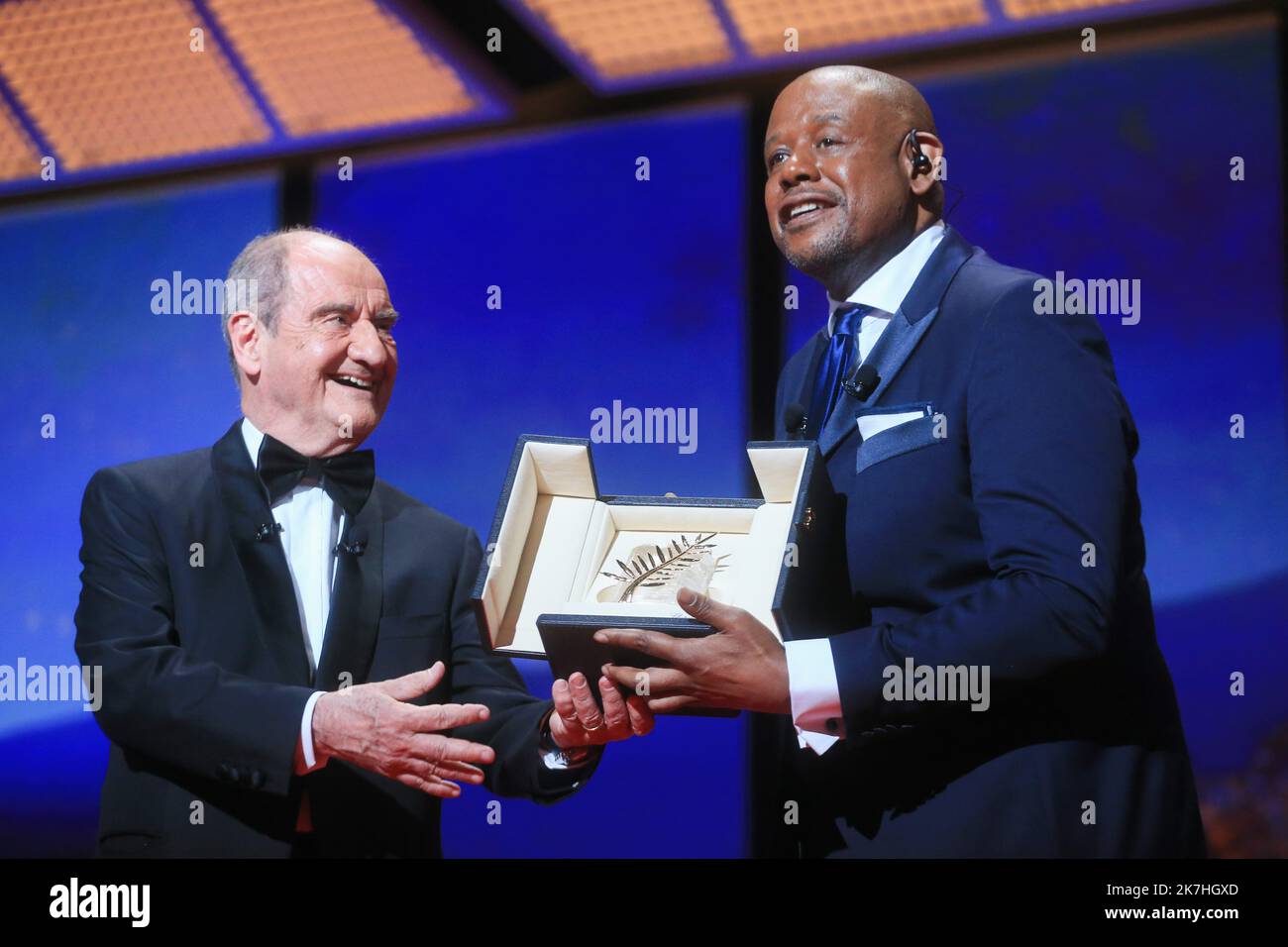 ©PHOTOPQR/NICE MATIN/SEBASTIEN BOTELLA ; Cannes ; 17/05/2022 ; Ceremonie d ouverture du 75e festival du film de Cannes le mardi 17 mai 2022. Pierre Lescure, attore e regista statunitense Forest Whitaker, riceve quest'anno il premio onorario Palme d'Or in occasione della cerimonia di apertura del 75th° Festival annuale del cinema di Cannes, a Cannes, in Francia, il 17 maggio 2022. Foto Stock