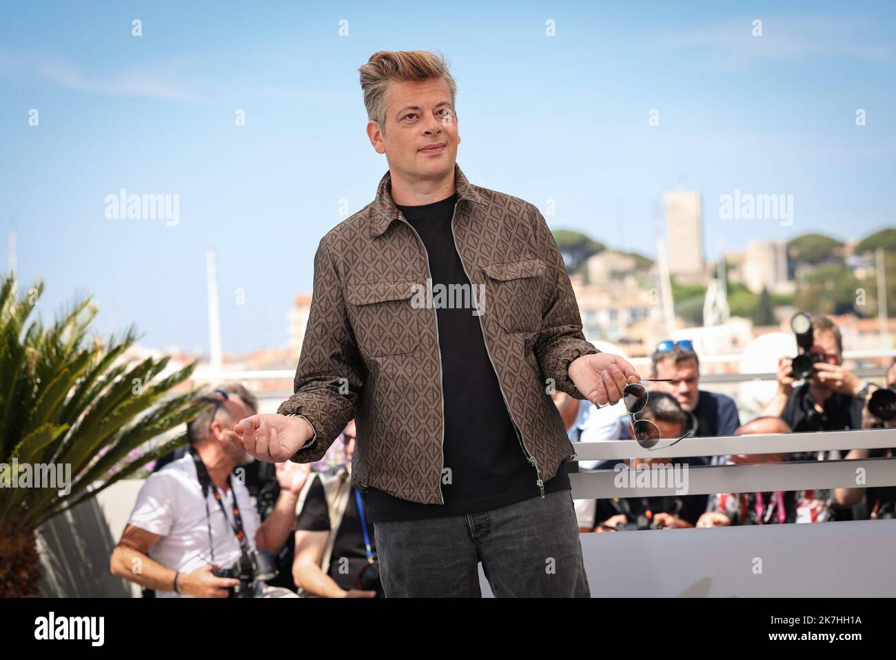 ©PHOTOPQR/LE PARISIEN/Fred Dugit ; Cannes ; 18/05/2022 ; Cuture / Cinéma Palais des festival à Cannes (06), le 17 mai 2022 Photocall du JURY un CERTAIN REGARD BENJAMIN BIOLAY Acteur, auteur, compositeur, interprète (Francia) Photo LP / Fred Dugit - Photocall of un certain regard jury durante il festival internazionale del cinema di Cannes, il 18th 2022 maggio Foto Stock