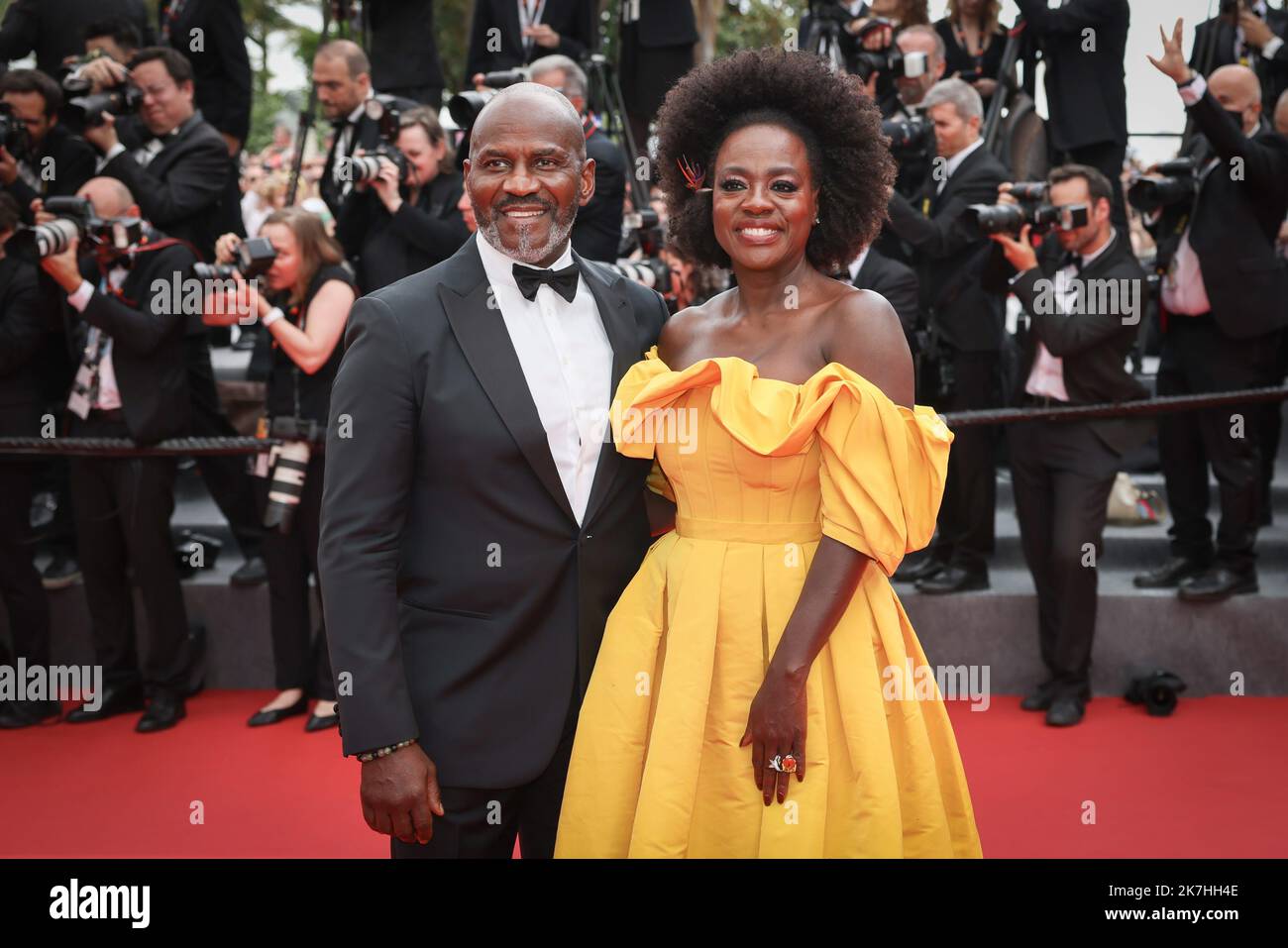 ©PHOTOPQR/LE PARISIEN/Fred Dugit ; Cannes ; 18/05/2022 ; Cuture / Cinéma Palais des festival à Cannes (06), le 18 mai 2022 Montée des marches du film TOP GUN : MAVERICK [Hors-Compétition] Julius Tennon et Viola Davis Photo LP / Fred Dugit Foto Stock