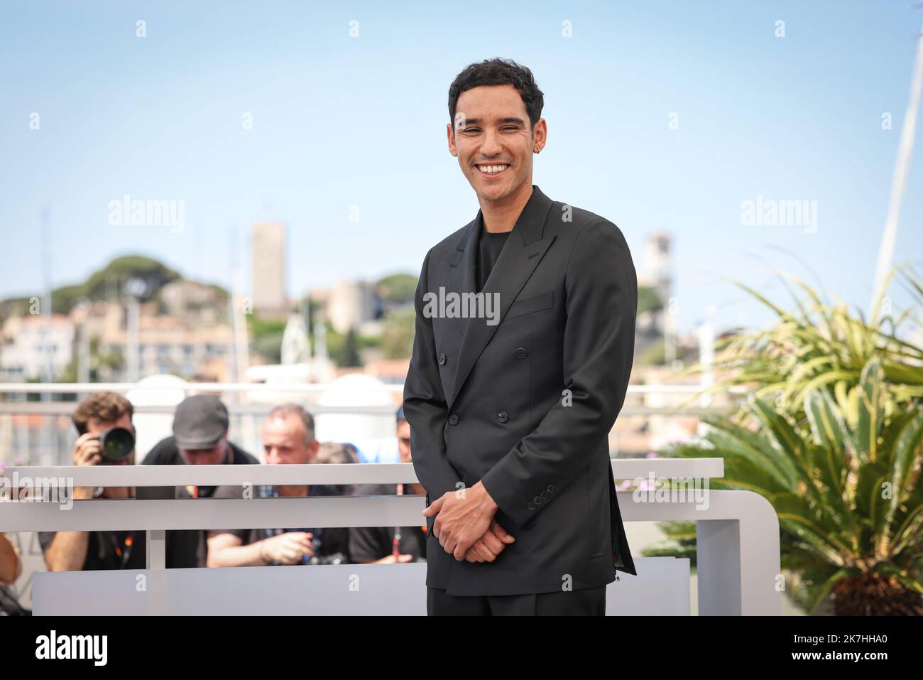 ©PHOTOPQR/LE PARISIEN/Fred Dugit ; Cannes ; 19/05/2022 ; Cuture / Cinéma Palais des festival à Cannes (06), le 19 mai 2022 Photocall du film HARKA [un certo riguardo] ADAM BESSA Acteur Photo LP / Fred Dugit - Cannes Film Festival - Photocall del film Harka Foto Stock