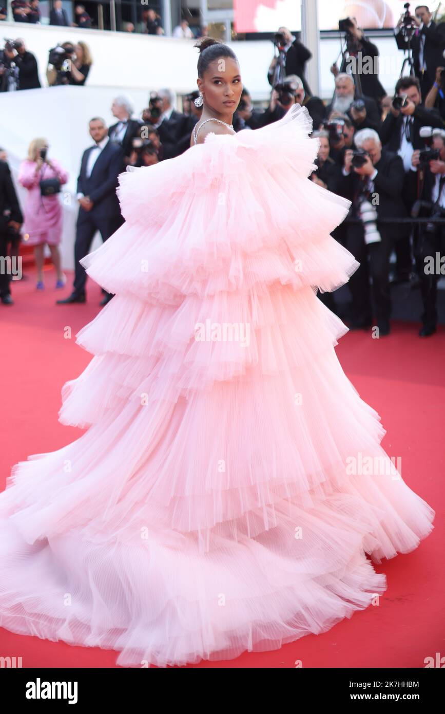 ©PHOTOPQR/NICE MATIN/Sebastien Botella ; Cannes ; 18/05/2022 ; Montée des Marches d'Armageddon time Lors du 75e festival de Cannes, le 19 mai 2022 Cindy Bruna Armageddon Time red carpet durante il 75th Festival di Cannes il 19 maggio 2022 Foto Stock