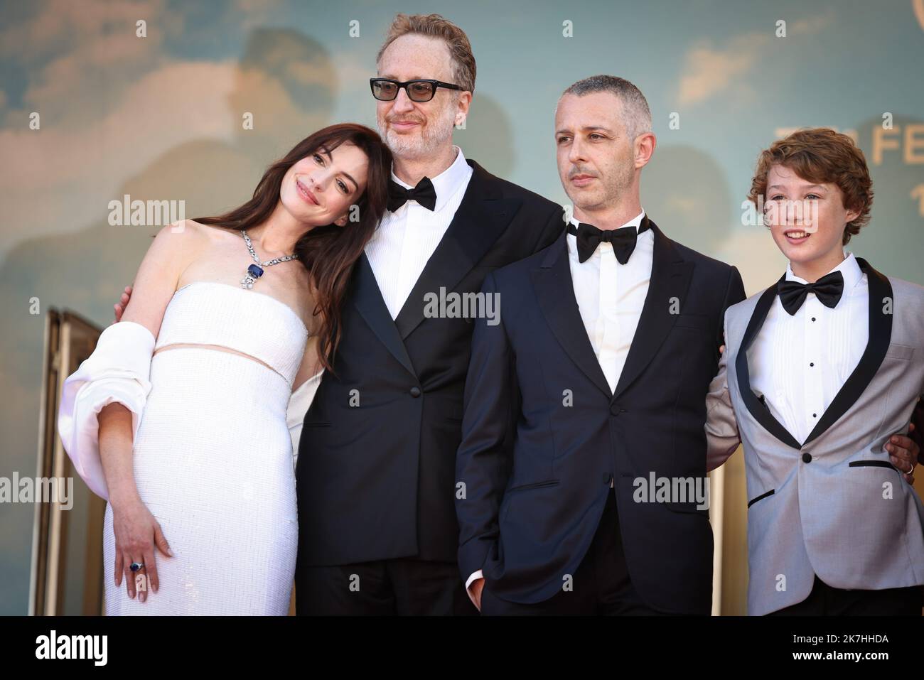 ©PHOTOPQR/LE PARISIEN/Fred Dugit ; Cannes ; 19/05/2022 ; Cuture / Cinéma Palais des festival à Cannes (06), le 19 mai 2022 Montée des marches du film ARMAGEDDON TIME [en Compétition] de James Gray Anne Hathaway Actrice JEREMY STRONG Acteur MICHAEL BANKS REPETA Acteur Photo LP / Fugit Foto Stock