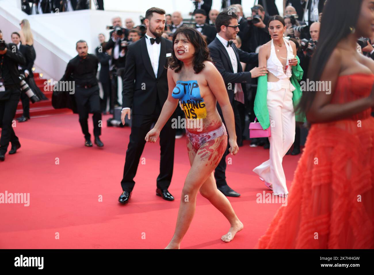 ©PHOTOPQR/NICE MATIN/Sebastien Botella ; Cannes ; 18/05/2022 ; Montée des marce de tremila anni di anelito Lors du 75e festival de Cannes, le 20 mai 2022 - Festival internazionale del cinema di Cannes il 20th 2022 maggio Foto Stock