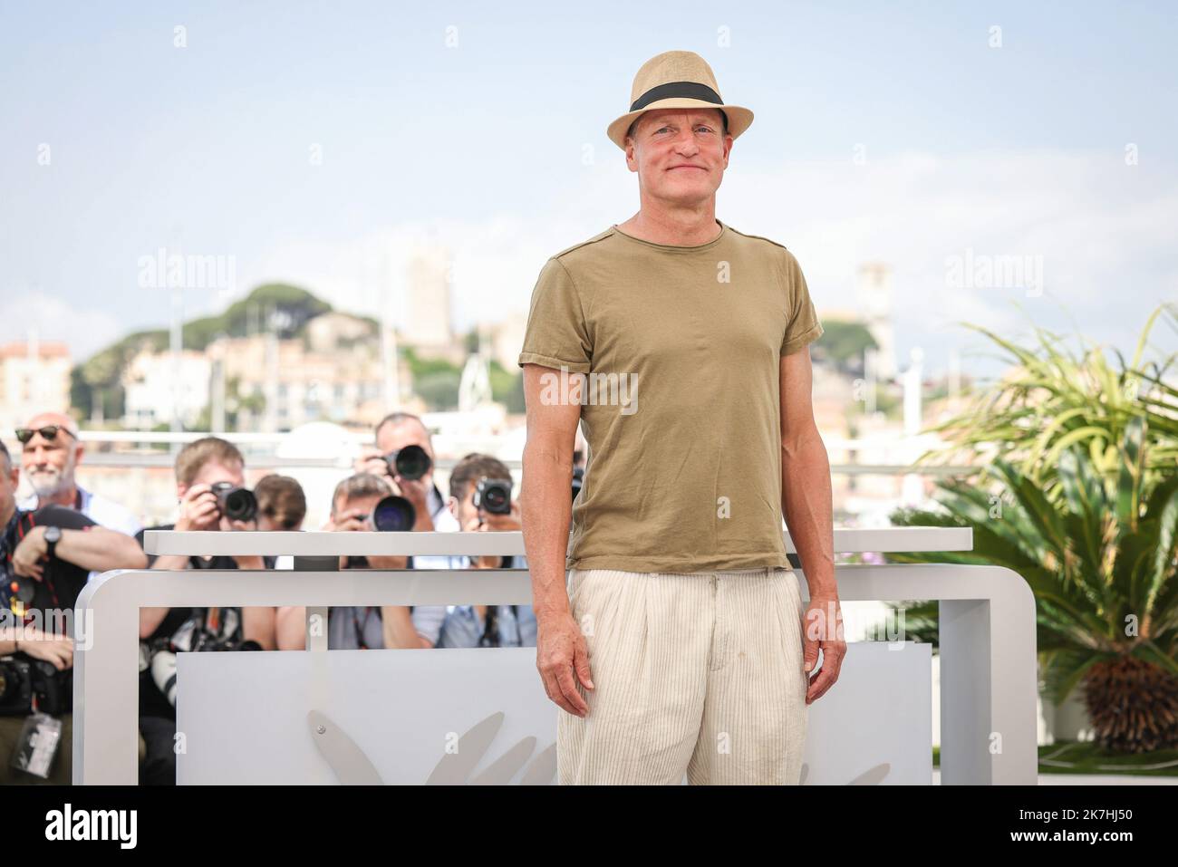 ©PHOTOPQR/LE PARISIEN/Fred Dugit ; Cannes ; 22/05/2022 ; Cuture / Cinéma Palais des festival à Cannes (06), le 22 mai 2022 Photocall du film TRIANGLE OF SADNESS (SANS FILTRE) WOODY HARRELSON Acteur - Festival internazionale del cinema di Cannes il 22nd 2022 maggio Foto Stock