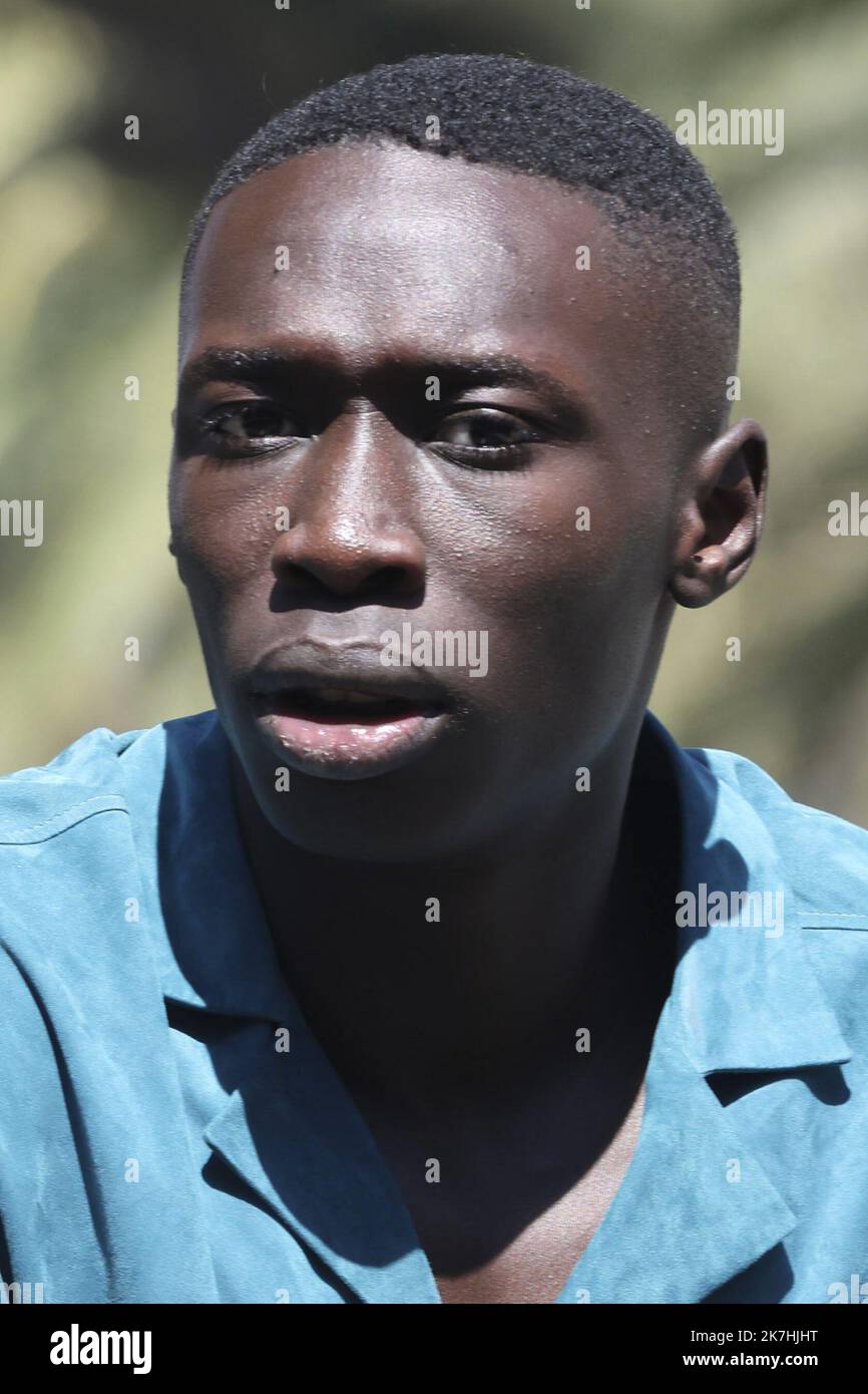 ©Francois Glories/MAXPPP - 19/05/2022 il senegalese Khaby Lame (residente in Italia) Megastar del social network TIKTOK durante una ripresa video su scooter per il canale televisivo italiano RAI, sulla Croisette durante il Festival di Cannes 75th. Francia. 18 maggio 2022. Foto Stock