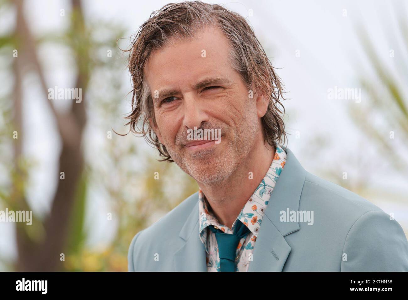 ©PHOTOPQR/NICE MATIN/Patrice Lapoirie ; Cannes ; 23/05/2022 ; il regista statunitense Brett Morgen Waves durante una fotocall per il film 'Moonage Daydream' alla 75th edizione del Festival di Cannes a Cannes, nel sud della Francia, il 23 maggio 2022. 75th edizione del Festival del Cinema di Cannes a Cannes, nel sud della Francia, il 23 maggio 2022. Foto Stock