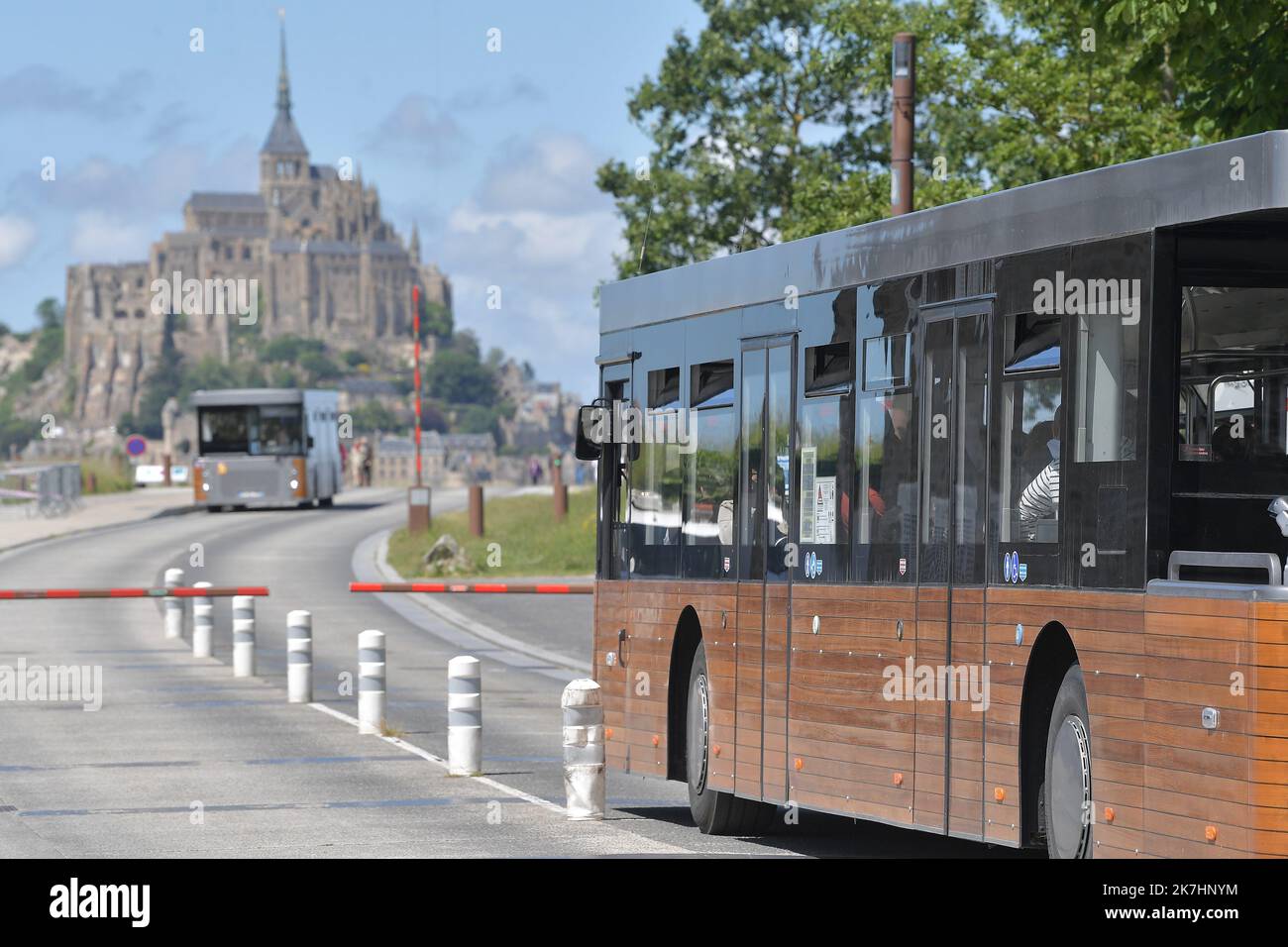 ©PHOTOPQR/OUEST FRANCE/Vincent MICHEL ; Mont-Saint-Michel ; 24/05/2022 ; Illustrazione Mont Saint-Michel et touristes , navettes et aménagement Photo Vincent Michel / Ouest-France - Mont Saint-Michel e turisti Francia, 24 maggio 2022 Foto Stock