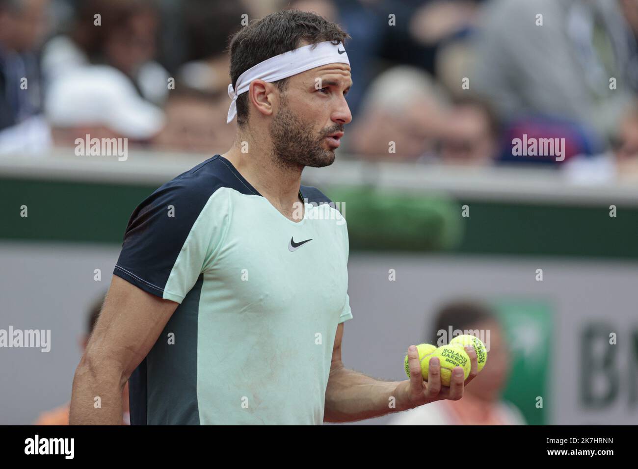 ©Sebastien Muylaert/MAXPPP - 27/05/2022 Grigor Dimitrov di Bulgaria guarda contro Diego Schwartzman di Argentina durante la partita Men's Singles Third Round del 6° giorno del 2022° French Open al Roland Garros di Parigi, Francia. 27.05.2022 Foto Stock