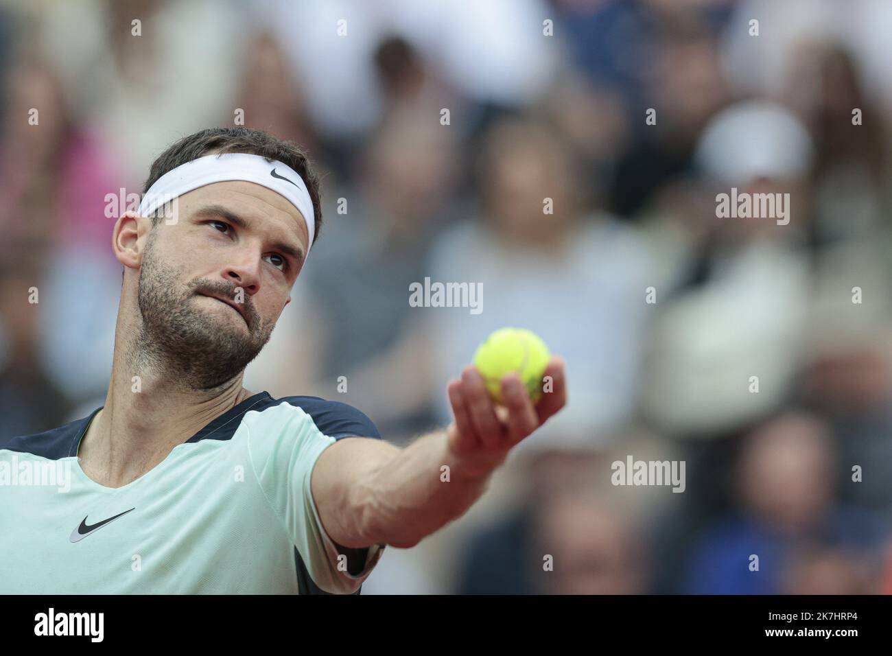 ©Sebastien Muylaert/MAXPPP - 27/05/2022 Grigor Dimitrov di Bulgaria serve contro Diego Schwartzman di Argentina durante la partita Men's Singles Third Round il 6° giorno del 2022° French Open al Roland Garros di Parigi, Francia. 27.05.2022 Foto Stock