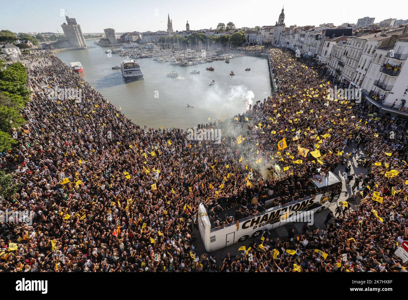 Â©PHOTOPQR/SUD OUEST/Jean-Christophe Sounalet ; la Rochelle ; 28/05/2022 ; le 29/05/2022 DÃ© en bus des joueurs du Stade Rochelais Champion d'Europe sur le vieux port de la Rochelle aprÃ filÃ leur victoire Ã la Champions Cup / fÃªte des Supporters la Rochelle 29/05/2022: Sfilata in autobus dei giocatori dello Stade Rochelais campioni europei sul vecchio porto di la Rochelle dopo la loro vittoria alla coppa campioni / partito tifosi Foto Stock