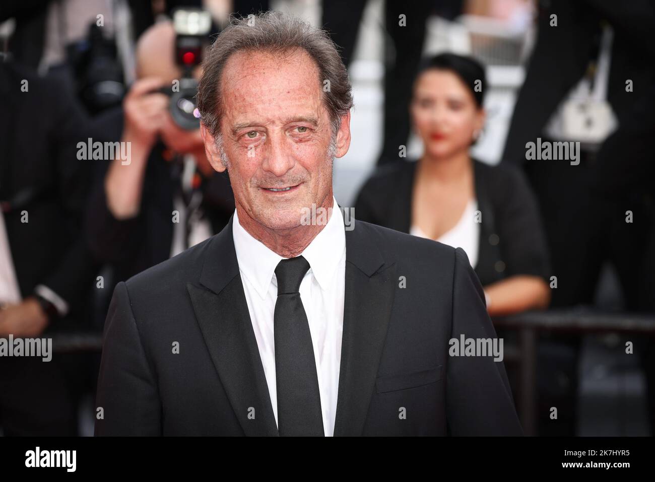 ©PHOTOPQR/LE PARISIEN/Fred Dugit ; Cannes ; 26/05/2022 ; Cuture / Cinéma Palais des festival à Cannes (06), le 26 mai 2022 Montée des marches du film 'Broker (Les Bonnes Etoiles)' Vincent Lindon Photo LP / Fred Dugit - Festival internazionale del cinema di Cannes. Foto Stock