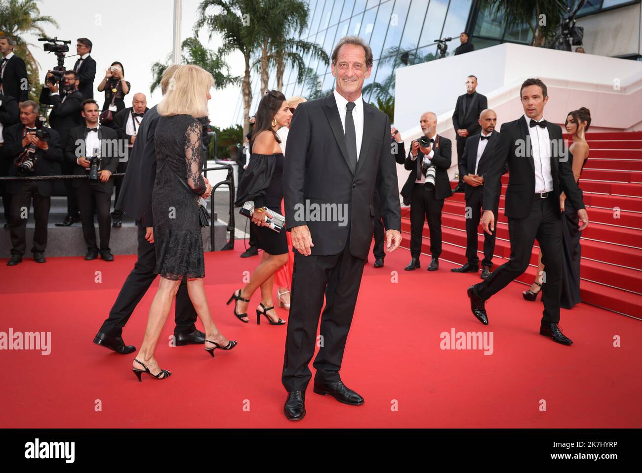 ©PHOTOPQR/LE PARISIEN/Fred Dugit ; Cannes ; 26/05/2022 ; Cuture / Cinéma Palais des festival à Cannes (06), le 26 mai 2022 Montée des marches du film 'Broker (Les Bonnes Etoiles)' Vincent Lindon Photo LP / Fred Dugit - Festival internazionale del cinema di Cannes. Foto Stock