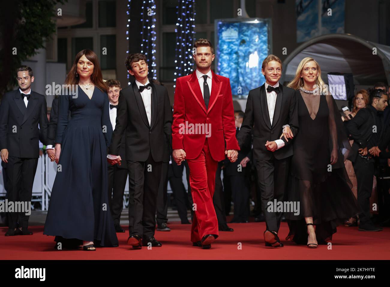 ©PHOTOPQR/LE PARISIEN/Fred Dugit ; Cannes ; 26/05/2022 ; Cuture / Cinéma Palais des festival à Cannes (06), le 26 mai 2022 Montée des marches du film Chiudi Émilie Dequenne, ospite, Gustav De Waele, ospite, direttore Lukas Dhont, Eden Damsalamoia et Léa Drucker Photo LP / Fred Dugit - Festival internazionale del cinema di Cannes. Foto Stock