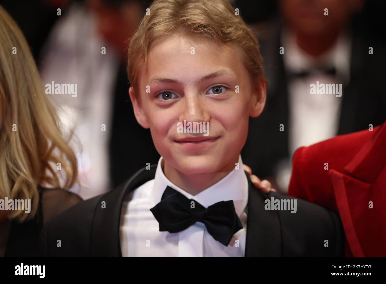 ©PHOTOPQR/LE PARISIEN/Fred Dugit ; Cannes ; 26/05/2022 ; Cuture / Cinéma Palais des festival à Cannes (06), le 26 mai 2022 Montée des marches du film Chiudi Émilie Dequenne, ospite, Gustav De Waele, ospite, direttore Lukas Dhont, Eden Damsalamoia et Léa Drucker Photo LP / Fred Dugit - Festival internazionale del cinema di Cannes. Foto Stock