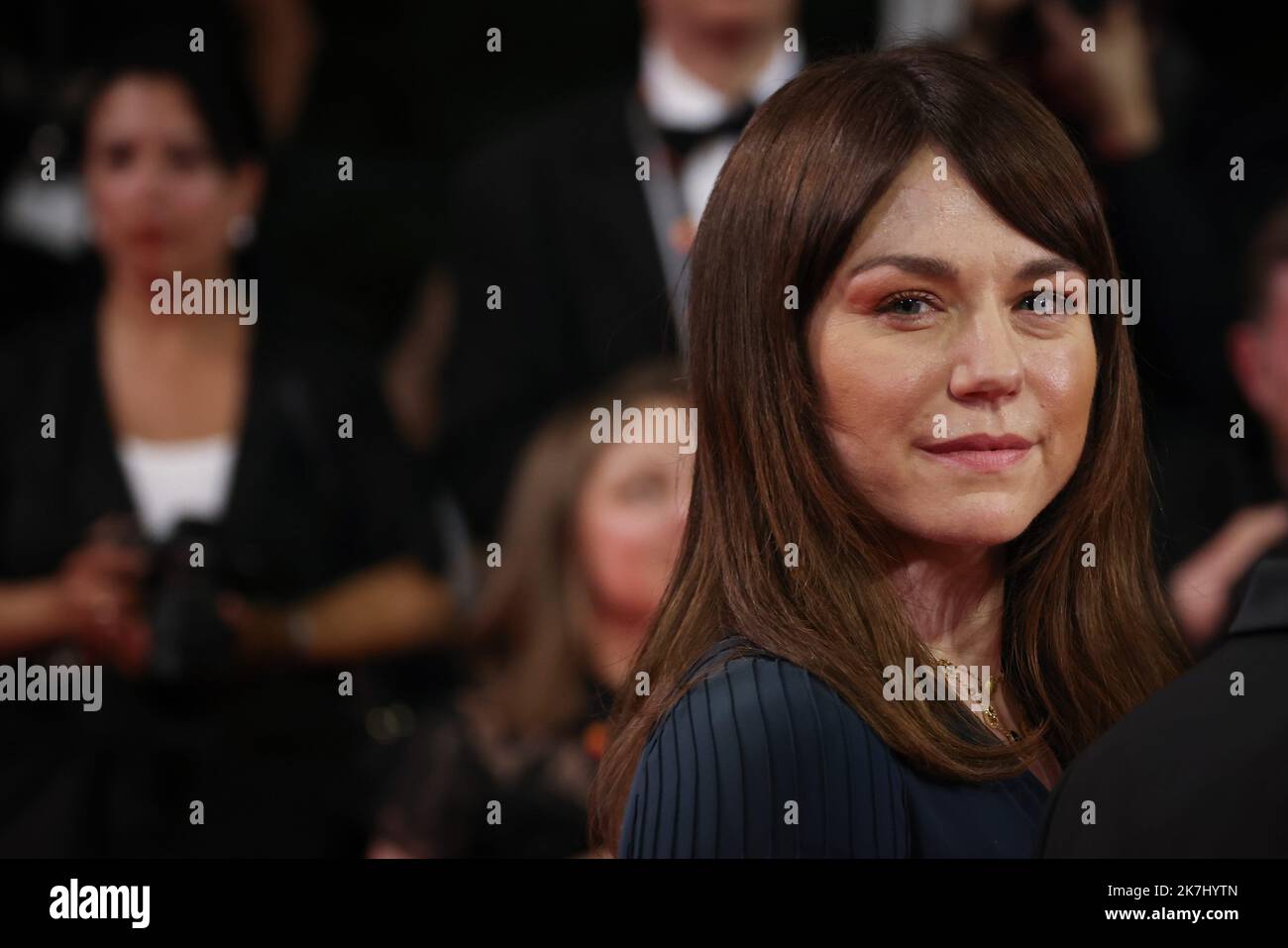 ©PHOTOPQR/LE PARISIEN/Fred Dugit ; Cannes ; 26/05/2022 ; Cuture / Cinéma Palais des festival à Cannes (06), le 26 mai 2022 Montée des marches du film Chiudi Émilie Dequenne, ospite, Gustav De Waele, ospite, direttore Lukas Dhont, Eden Damsalamoia et Léa Drucker Photo LP / Fred Dugit - Festival internazionale del cinema di Cannes. Foto Stock