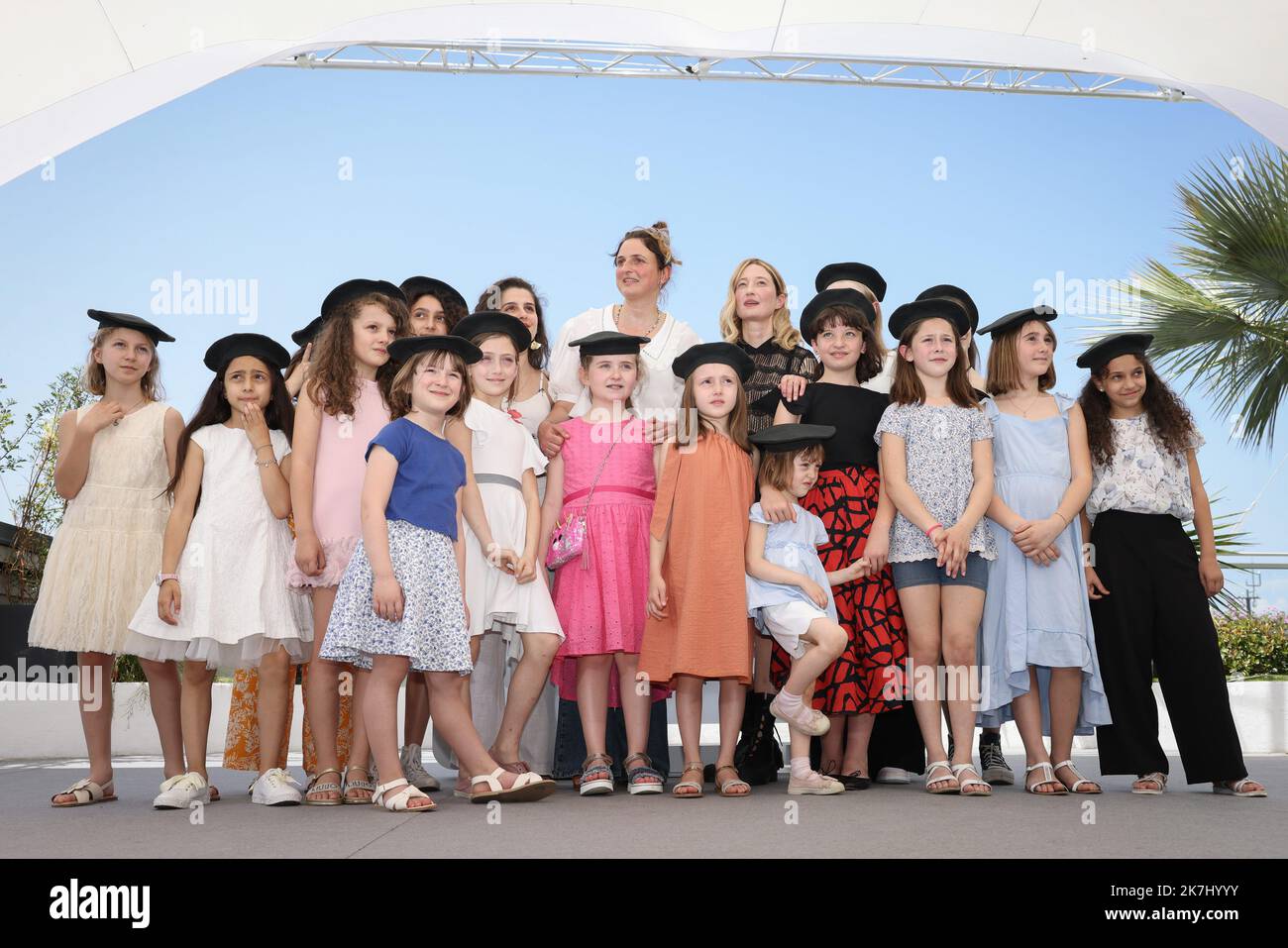 ©PHOTOPQR/LE PARISIEN/Fred Dugit ; Cannes ; 27/05/2022 ; Cuture / Cinéma Palais des festival à Cannes (06), le 27 mai 2022 Photocall du film RENDEZ-VOUS AVEC... ALICE ROHRWACHER & LE PUPILLE (LES ÉLÈVES) ALICE ROHRWACHER Réalisatrice (Italie) ALBA ROHRWACHER Actrice Photo LP / Fred Dugit Foto Stock