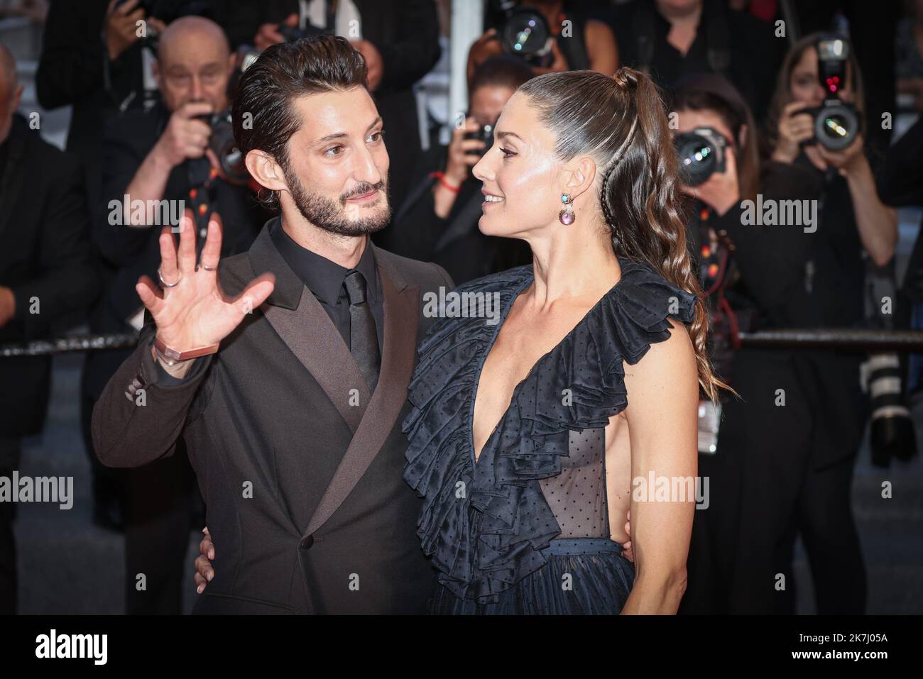 ©PHOTOPQR/LE PARISIEN/Fred Dugit ; Cannes ; 27/05/2022 ; Cuture / Cinéma Palais des festival à Cannes (06), le 27 mai 2022 Photocall du film Mascarade Pierre Niney et Natasha Andrews Photo LP / Fred Dugit CANNES INTERNATIONAL FILM FESTIVAL Foto Stock