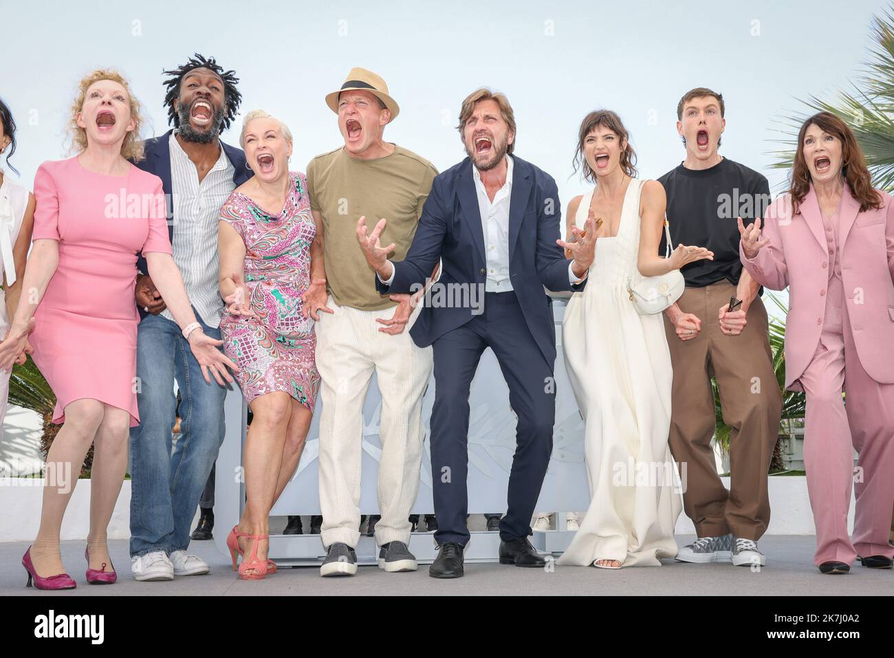 ©PHOTOPQR/LE PARISIEN/Fred Dugit ; Cannes ; 22/05/2022 ; Cuture / Cinéma Palais des festival à Cannes (06), le 22 mai 2022 Photocall du film TRIANGLE OF SADNESS (SANS FILTRE) RUBEN ÖSTLUND Réalisateur (Suède) CHARLBI DEAN Actrice IRIS BERBEN Actrice WOODY HARRELSON Acteur HARRIS DICKINSON Acteur DOLLY DE LEON Actrice ZLATKO BURIC Acteur VICKI BERLIN Actrice HENRIK DORSIN Acteur JEAN-CHRISTOPHE FOLLY Actrice SUNNYI MLP Foto / MLP Actrice Foto Stock