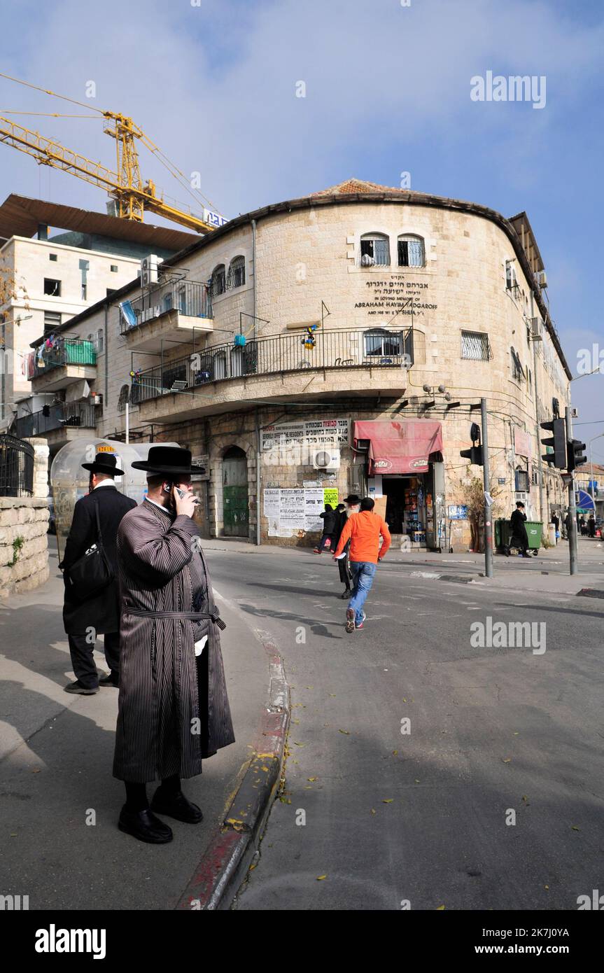 Hassidico ebreo che parla sul suo cellulare. Gerusalemme, Israele. Foto Stock