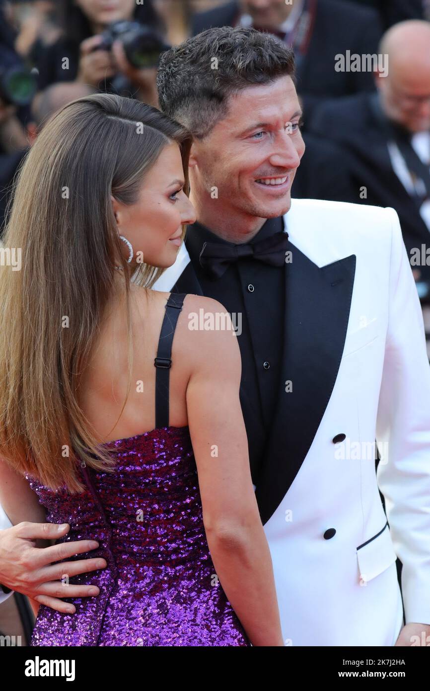 ©Pierre Teyssot/MAXPPP ; Cannes Film Festival 2022. 75th° edizione del Festival International du Film de Cannes il 25/05/2022 a Cannes, Francia. Celebrità sul Red Caret prima della proiezione di 'Elvis'. L'attaccante polacco Robert Lewandowski (R) e sua moglie Anna Lewandowska. Â Pierre Teyssot / Maxppp Foto Stock