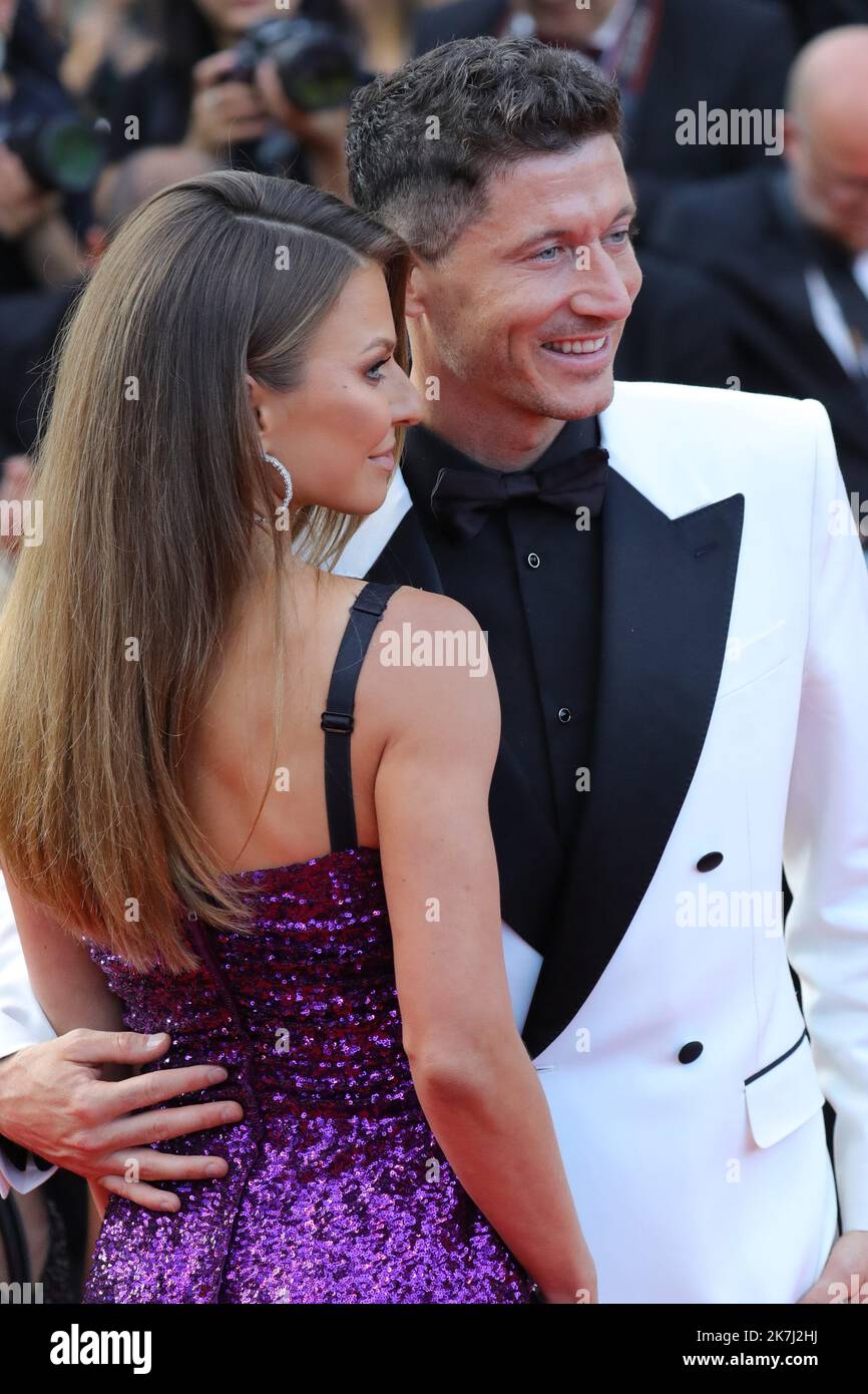 ©Pierre Teyssot/MAXPPP ; Cannes Film Festival 2022. 75th° edizione del Festival International du Film de Cannes il 25/05/2022 a Cannes, Francia. Celebrità sul Red Carpet prima della proiezione di 'Elvis'. L'attaccante polacco Robert Lewandowski (R) e sua moglie Anna Lewandowska. Â Pierre Teyssot / Maxppp Foto Stock