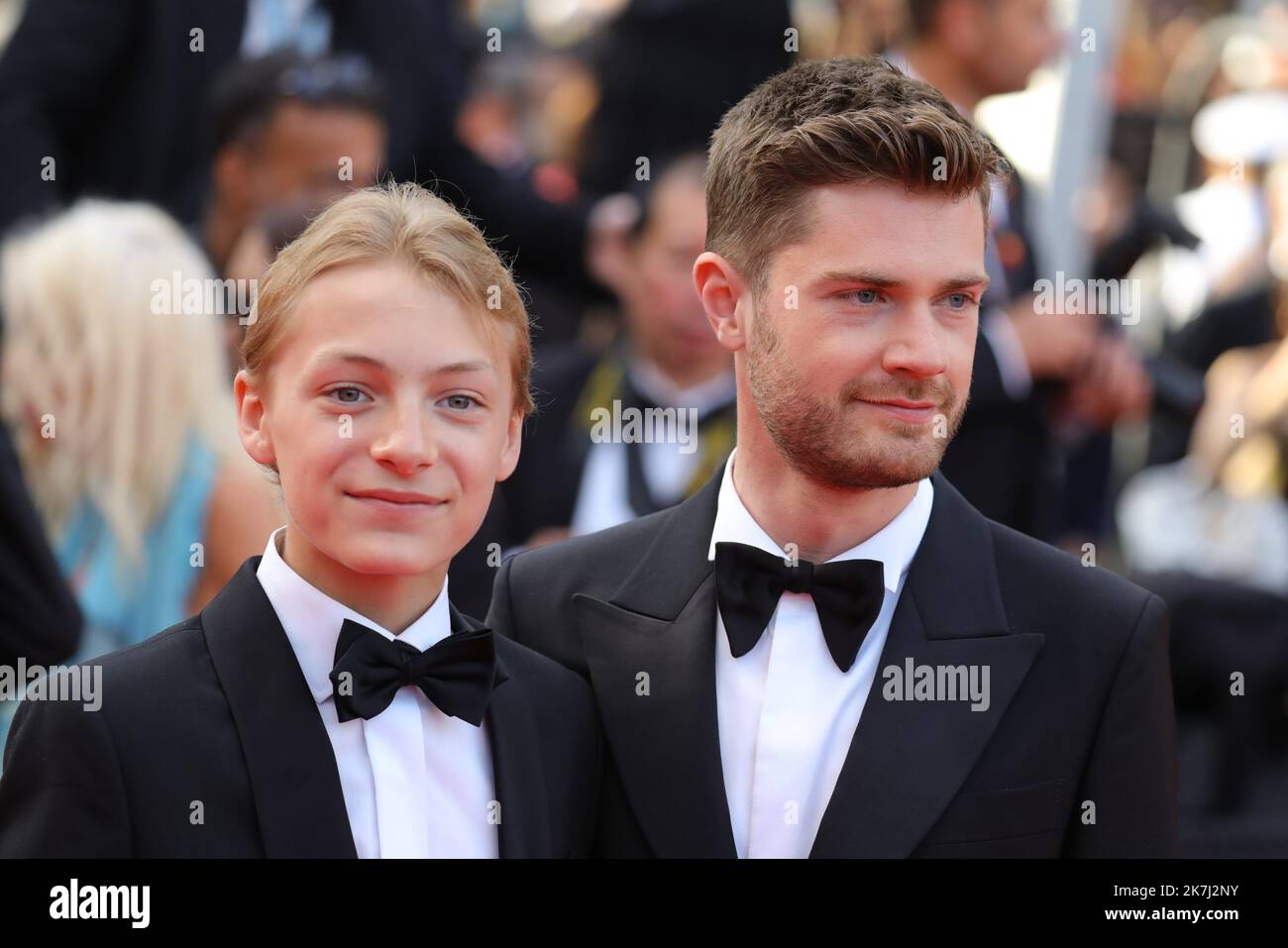©Pierre Teyssot/MAXPPP ; Cannes Film Festival 2022. 75th° edizione del Festival International du Film de Cannes il 28/05/2022 a Cannes, Francia. Red Carpet della cerimonia di chiusura, il regista belga Lukas Dhont (r) e l'attore belga Eden Damsaline. Â Pierre Teyssot / Maxppp Foto Stock