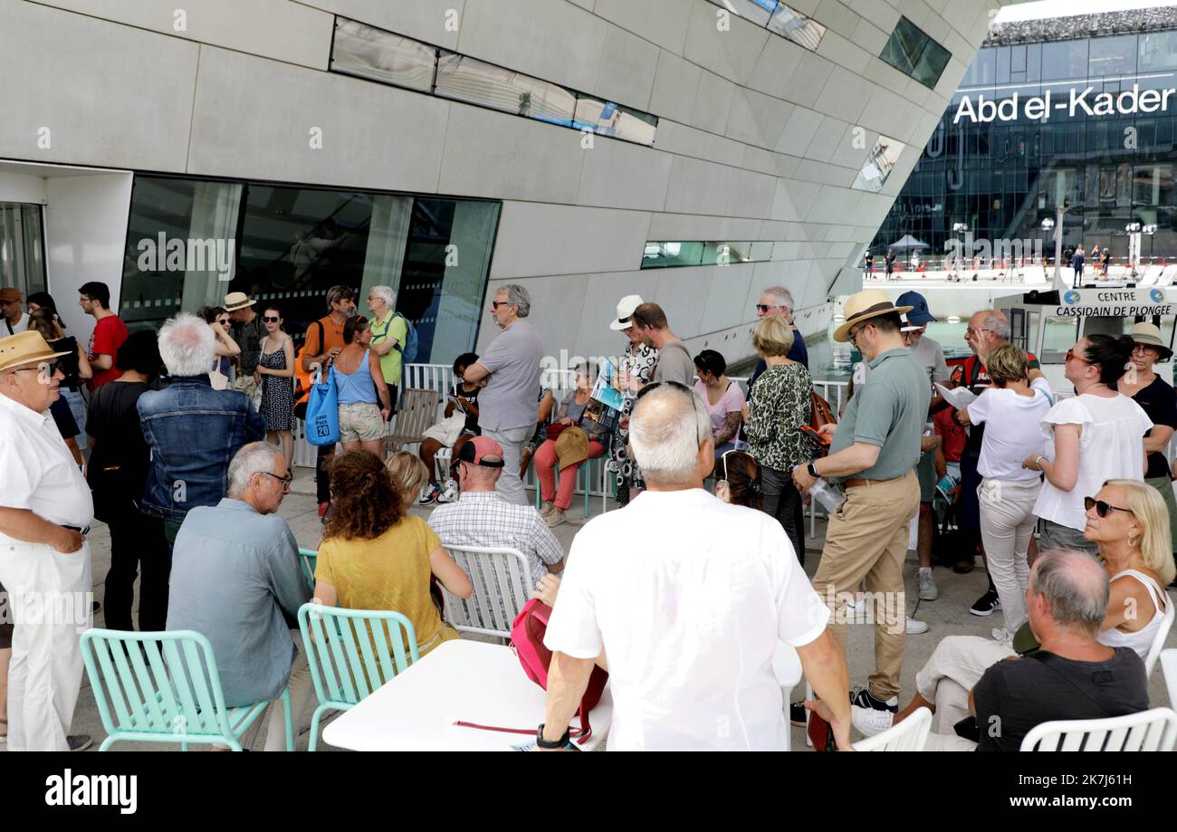 ©PHOTOPQR/LA PROVENCE/VALERIE VREL ; Marseille ; 04/06/2022 ; Ouverture officielle de Cosquer Méditerranée, en ce 4/06/2022, le public est au rendez-vous pour la visite de la réplique de la Grotte COSQUER, grotte datant d'environ 30000 ans découverte par Henri, Plonère en l'éprisite 1985. Une grotte où l'art pariétal est superbement représenté : chevaux, pinguouins, tigres... ICI les premiers visiteurs, ravis de leur expérience. - Marsiglia, Francia, giugno 4th 2022 Cosquer Méditerranée è la replica della Grotta Cosquer, una grotta preistorica situata nelle insenature di Mar Foto Stock