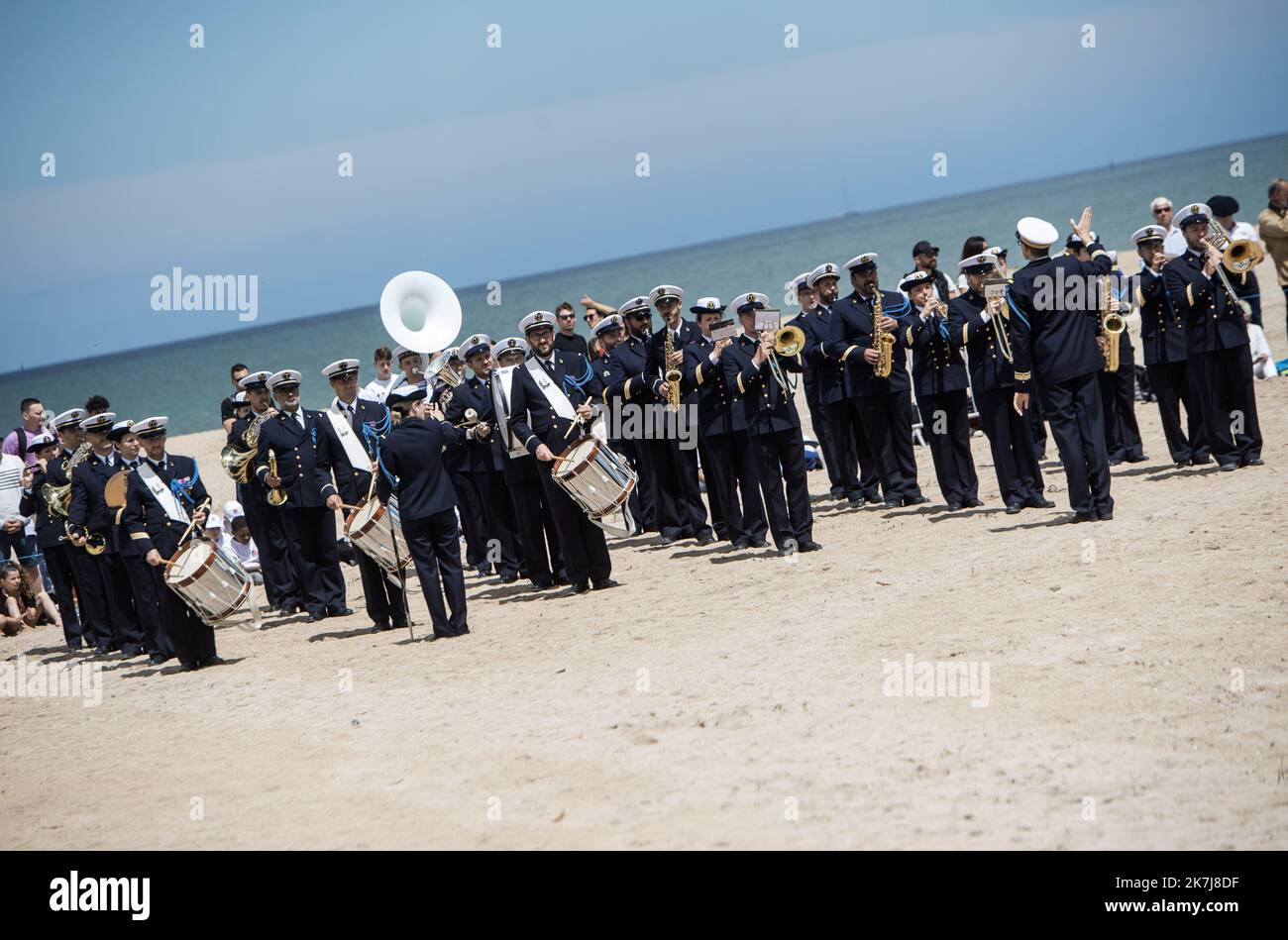 ©PHOTOPQR/OUEST FRANCE/Martin ROCHE / OUEST-FRANCE ; saint Laurent de Cuves ; 05/06/2022 ; CE lundi 6 mai 2022 avait lieu la cérémonie de tradition de l'école des fusiliers marins à Ouistreham (14) en présence du ministre des armées SébastienLecornu et du dernier vétéran vivant parmis les 177 Franais à avoir participé au débarquement de Normandie Gulors : LéonGautier Photographe: Martin ROCHE 78e anniversario du Débarquement en Normandie giugno 6th 2022 78th anniversario dello sbarco in Normandia a Saint Laurent de Cuves Foto Stock