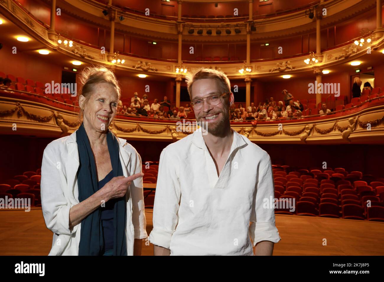 ©PHOTOPQR/LA PROVENCE/REY Jérôme ; Avignon ; 08/06/2022 ; Avignon Opera Grand Avignon Chi ci sogna? Création pour le Ballet de l’Opéra Grand Avignon par Carolyn Carlson ici avec le choregraphe Pontus Lidberg - Opera Grand Avignon Chi ci sogna? Creazione per il Ballet de l'Opéra Grand Avignon di Carolyn Carlson qui con il coreografo Pontus Lidberg AVIGNON, FRANCIA 8 GIUGNO 2022 Foto Stock