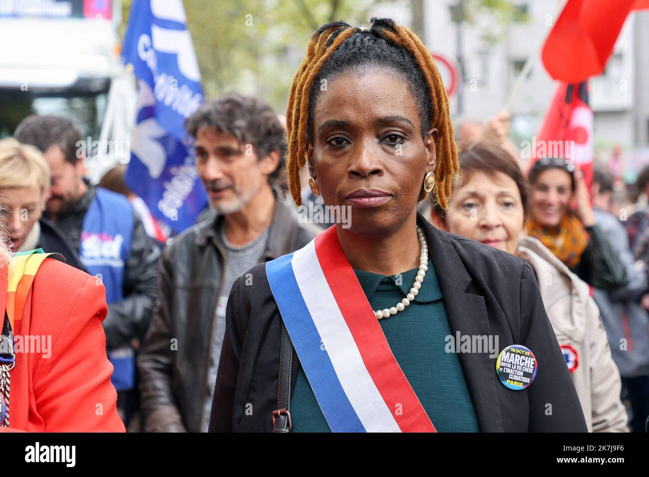 Parigi, Francia. 16th Ott 2022. Rachel Keke, vice LFI 'la France Insoumise', visto durante la manifestazione. Migliaia di persone hanno marciato a Parigi la domenica per un 'sarca contro l'alto costo della vita e l'inazione climatica' organizzato dalla Nuova Unione popolare ecologica e sociale (Nupes). Erano circa 140.000 manifestanti secondo gli organizzatori, 30.000 secondo la polizia. A marzo erano presenti diversi deputati dei NUPES. Credit: SOPA Images Limited/Alamy Live News Foto Stock