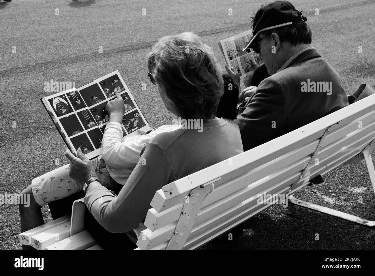 ©SERGE HAOUZI/MAXPPP - Nice Lire partout, tout le temps,toujours Que l‚Äôon soit petit ou Grand, lire nous permet de nous construire mais aussi de faire une parenthv®se du quotidien le temps d‚Äôun Instant.Quand on aime lire, on lit beaucoup... tout le temps... partout ! Et c'est ainsi qu'on dv©couvre qu'il y a chez soi , en extv©rieur ,des coins lecture confortables qu'on n'aurait pas forcv©ment imaginv© ! (Foto Serge Haouzi) - IMMAGINE : LEGGERE sulla Costa Azzurra, è possibile -nuotare -prendere il sole o leggere dove e quando si desidera Foto Stock