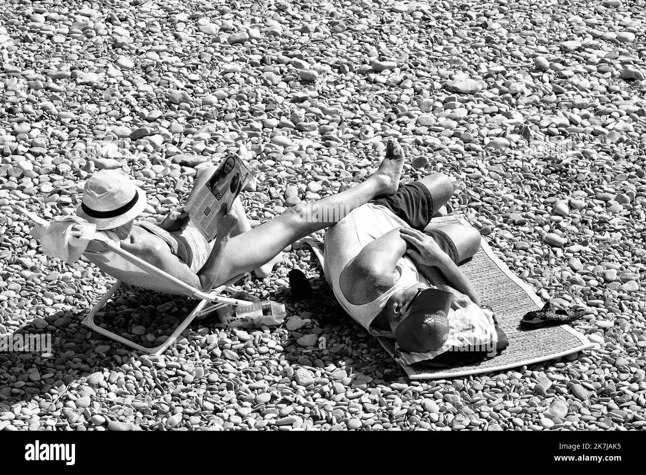 ©SERGE HAOUZI/MAXPPP - Nice Lire partout, tout le temps,toujours Que l‚Äôon soit petit ou Grand, lire nous permet de nous construire mais aussi de faire une parenthv®se du quotidien le temps d‚Äôun Instant.Quand on aime lire, on lit beaucoup... tout le temps... partout ! Et c'est ainsi qu'on dv©couvre qu'il y a chez soi , en extv©rieur ,des coins lecture confortables qu'on n'aurait pas forcv©ment imaginv© ! (Foto Serge Haouzi) - IMMAGINE : LEGGERE sulla Costa Azzurra, è possibile -nuotare -prendere il sole o leggere dove e quando si desidera Foto Stock