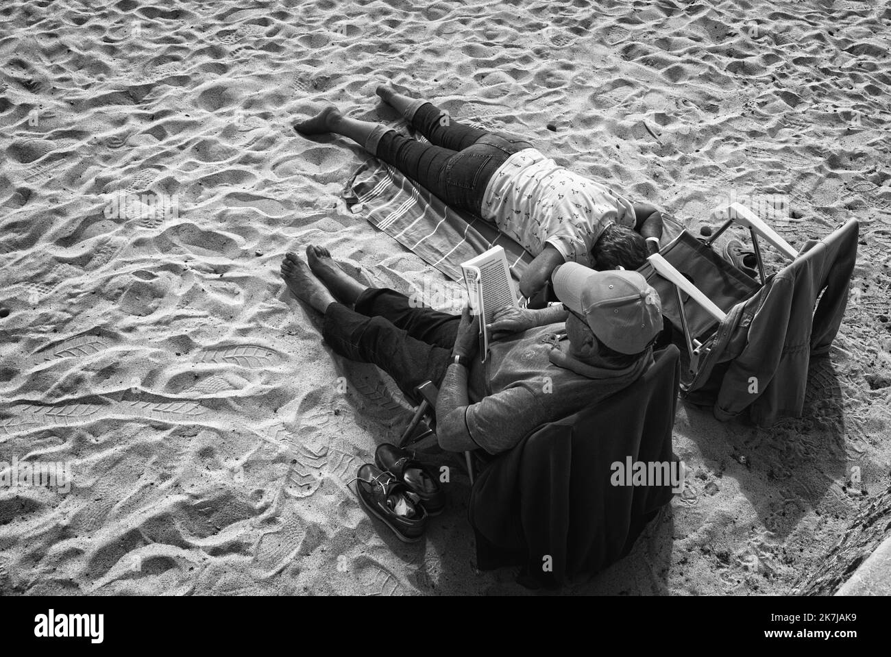 ©SERGE HAOUZI/MAXPPP - Nice Lire partout, tout le temps,toujours Que l‚Äôon soit petit ou Grand, lire nous permet de nous construire mais aussi de faire une parenthv®se du quotidien le temps d‚Äôun Instant.Quand on aime lire, on lit beaucoup... tout le temps... partout ! Et c'est ainsi qu'on dv©couvre qu'il y a chez soi , en extv©rieur ,des coins lecture confortables qu'on n'aurait pas forcv©ment imaginv© ! (Foto Serge Haouzi) - IMMAGINE : LEGGERE sulla Costa Azzurra, è possibile -nuotare -prendere il sole o leggere dove e quando si desidera Foto Stock