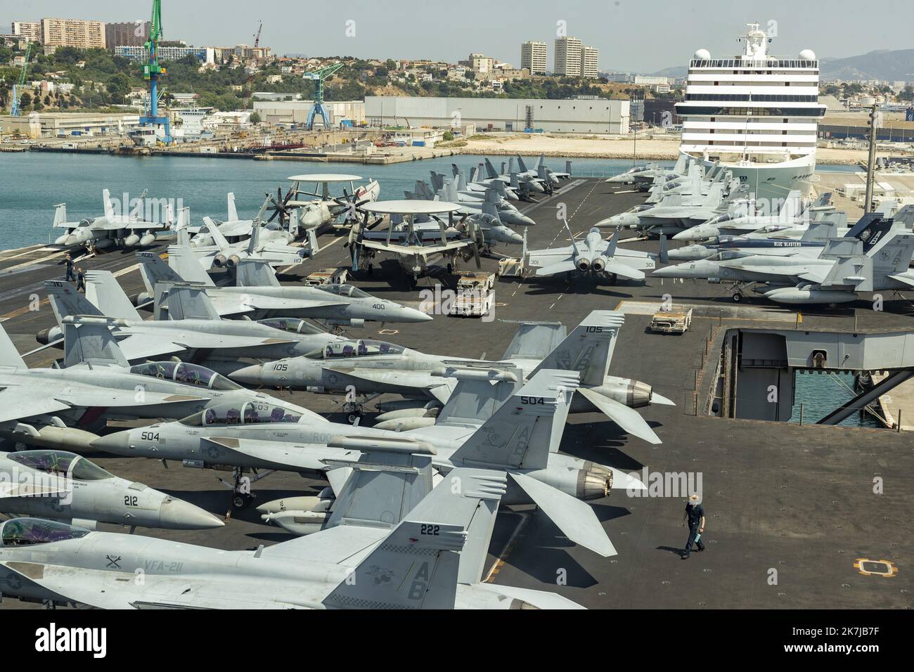 Â-PHOTOPQR/LA PROVENCE/SPEICH FrÃƒÂ dÃƒÂ-Séric ; Marseille ; 18/06/2022 ; Truman CVN-75 Lors d'une escale dans le Grand Port Autonome de Marseille Pont d'envol Ãƒâ l'avant du navire et chasseurs F/A-18E et F/A-18F Super Hornet en arriÃƒÂ¨ri-plan le bstopde croisiÃƒÂ¨re MSC Orchestra over of the US Navy Aircraft carrier Truman a marsiglia il 18 giugno 2022 Foto Stock