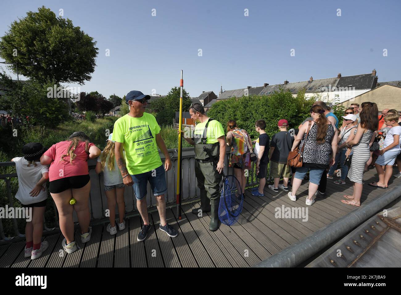 ©PHOTOPQR/VOIX DU NORD/PIERRE ROUANET ; 18/06/2022 ; le Cateau Cambresis, le 18/06/2022. Course de canards en plastique sur la Selle, au Cateau Cambresis. L’associazione Les CH’tis Coureurs, qui lache 10 000 canards en plastique jaune, souhaite recoulter des fonds pour les personnes atteintes d’un cancer. FOTO PIERRE ROUANET LA VOIX DU NORD le Cateau Cambresis, 06/18/2022. Gara d'anatra in gomma sulla Selle, a Cateau Cambresis. L’associazione Les CH’tis Coureurs, che fa cadere 10.000 anatre di plastica gialle, vuole raccogliere fondi per le persone affette da cancro Foto Stock