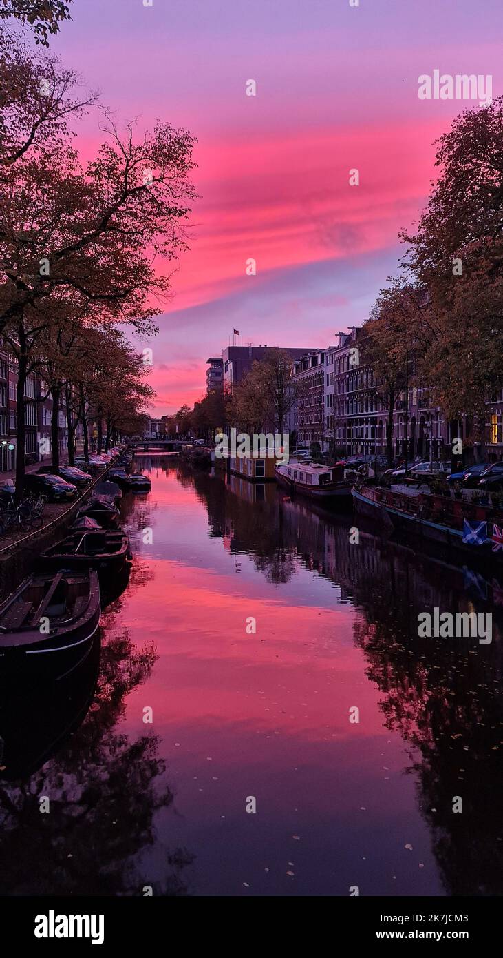 Bellissimo tramonto in un canale di Amsterdam, Olanda Foto Stock