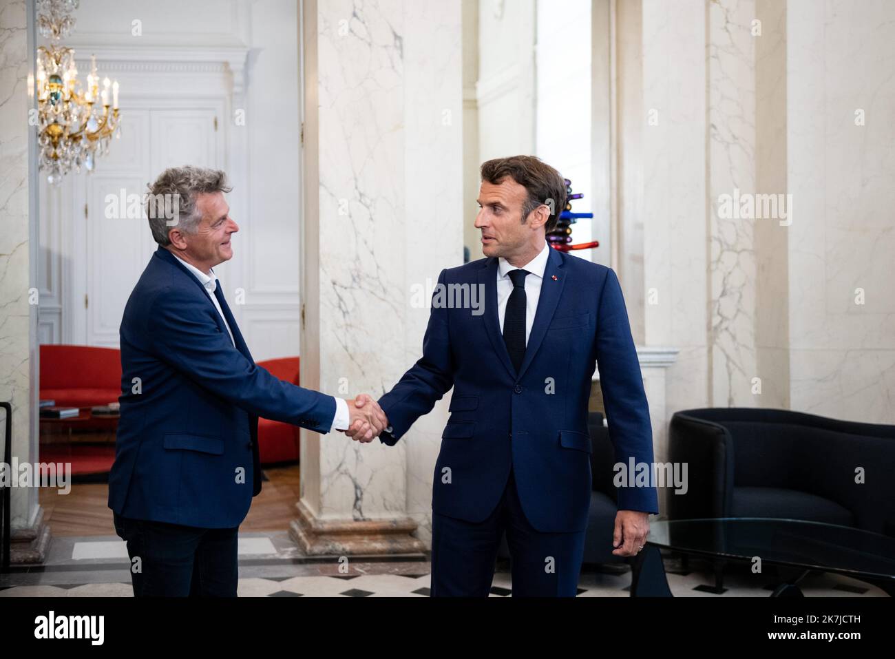 @ Pool/JEANNE ACCORSINI/ Maxppp, France, paris, 2022/06/21 le President de la Republique Emmanuel Macron recoit ce mardi au Palais de l'Elysee, les representants des Forces politiques ayant vocation a constituter un groupe a l Assemblee nationale. Entretien avec Fabien Roussel, Membre du parti communiste PCF. reception des partis par le president apres les legislatives Foto Stock