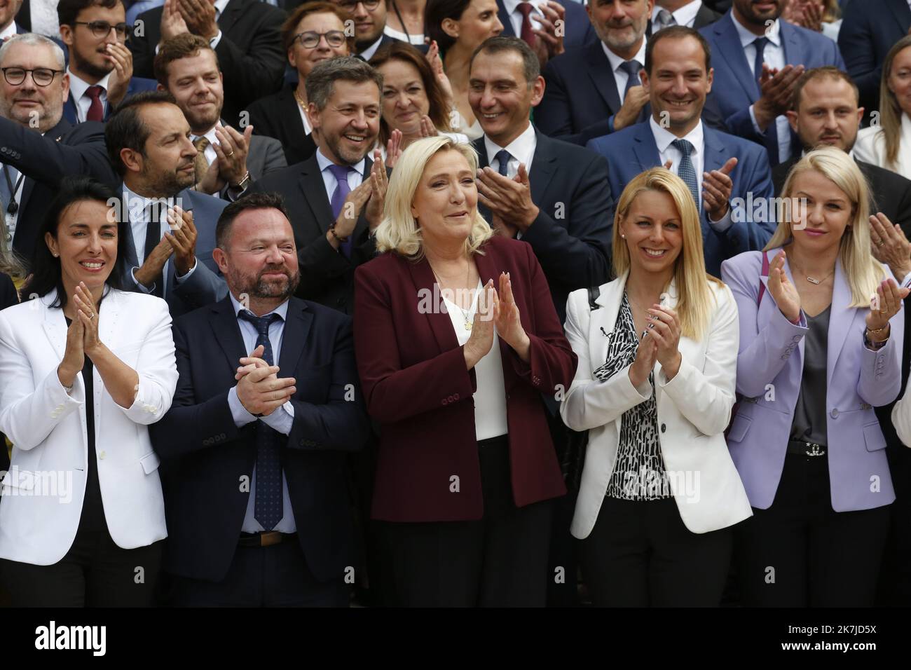 ©Sebastien Muylaert/MAXPPP - Parigi 22/06/2022 chiavi riunione nazionale estrema destra (RN) leader e membro del Parlamento Marine le Pen (C) posa per una foto di famiglia con i deputati del Parlamento all'Assemblea nazionale francese (Assemblee Nationale), tre giorni dopo i risultati delle elezioni parlamentari. Parigi, 22.06.2022 Foto Stock