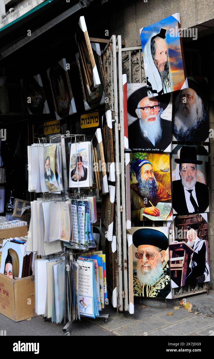 Un negozio che vende immagini di importanti rabbini nei quartieri religiosi ortodossi di Gerusalemme, Israele. Foto Stock